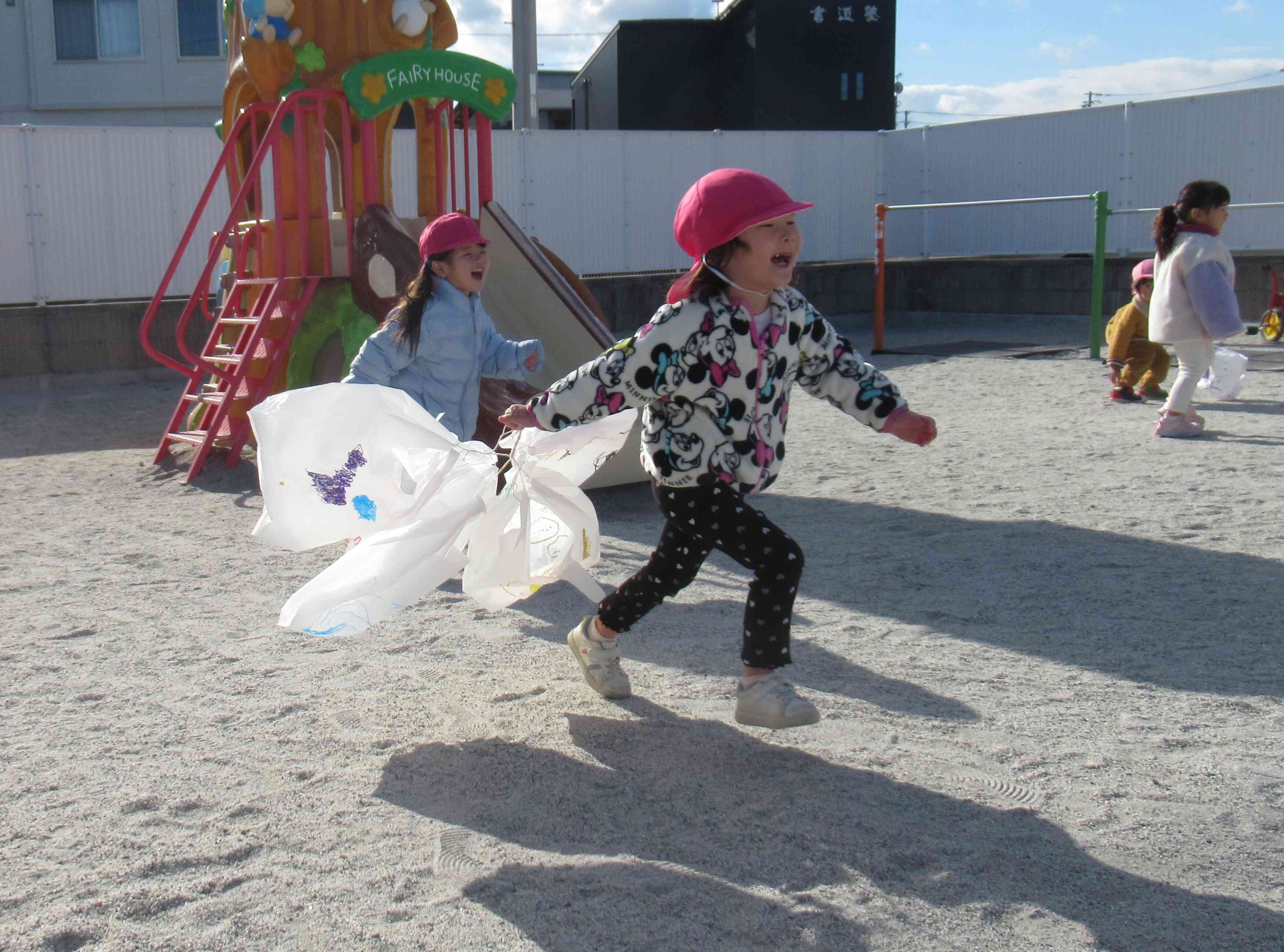 いっぱい走ると凧さんがふわふわ飛んだよ！楽しいね♪