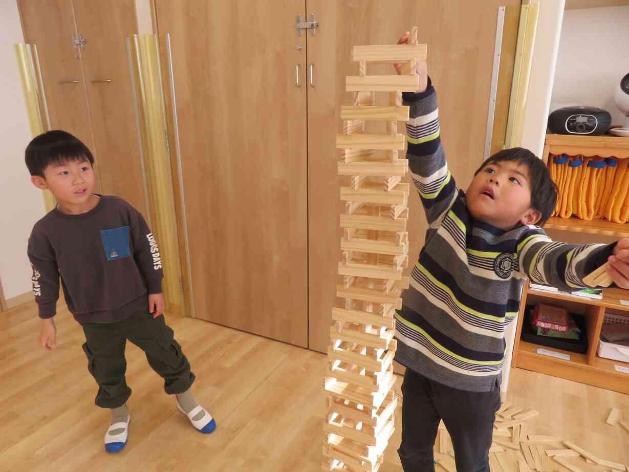 お友だちと協力して高いタワーを作ったよ♪