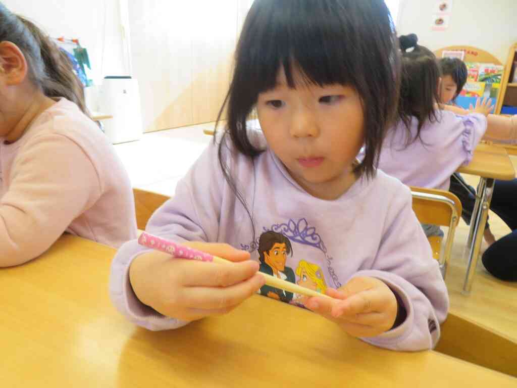 ～３歳児　箸の持ち方と箸運動あそび～