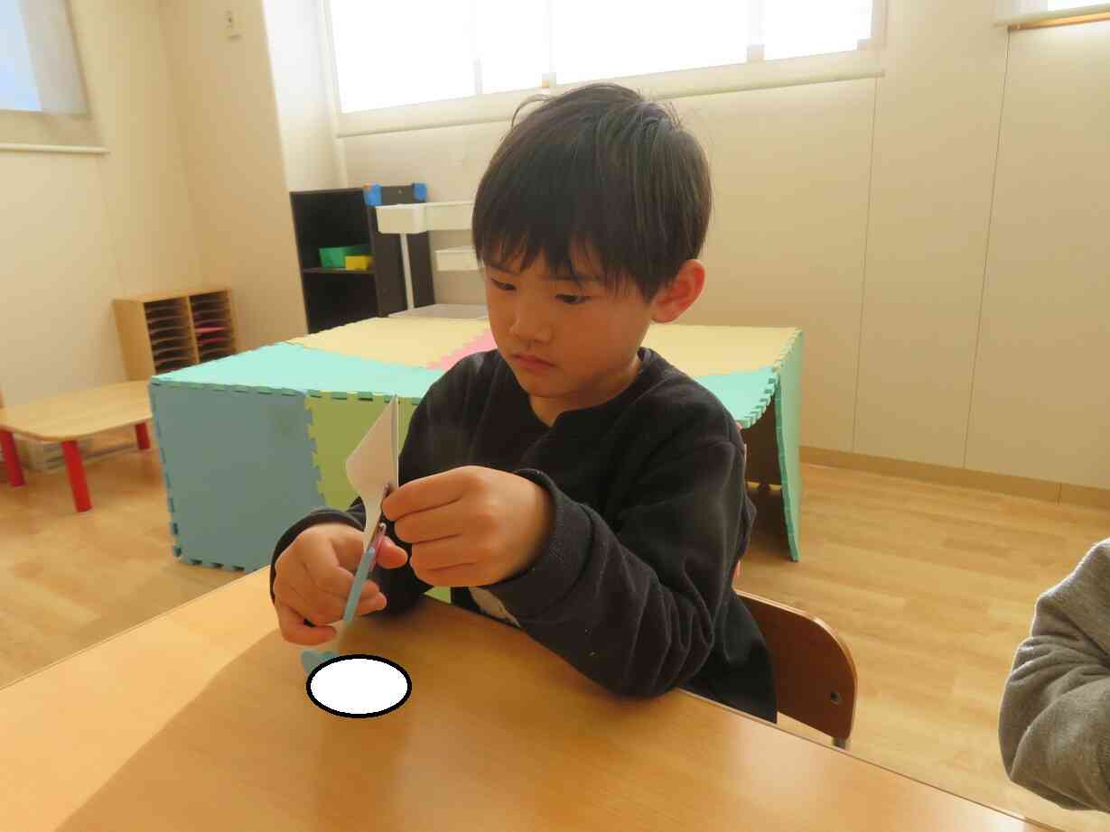 指を切らないように慎重にはさみを使っています！