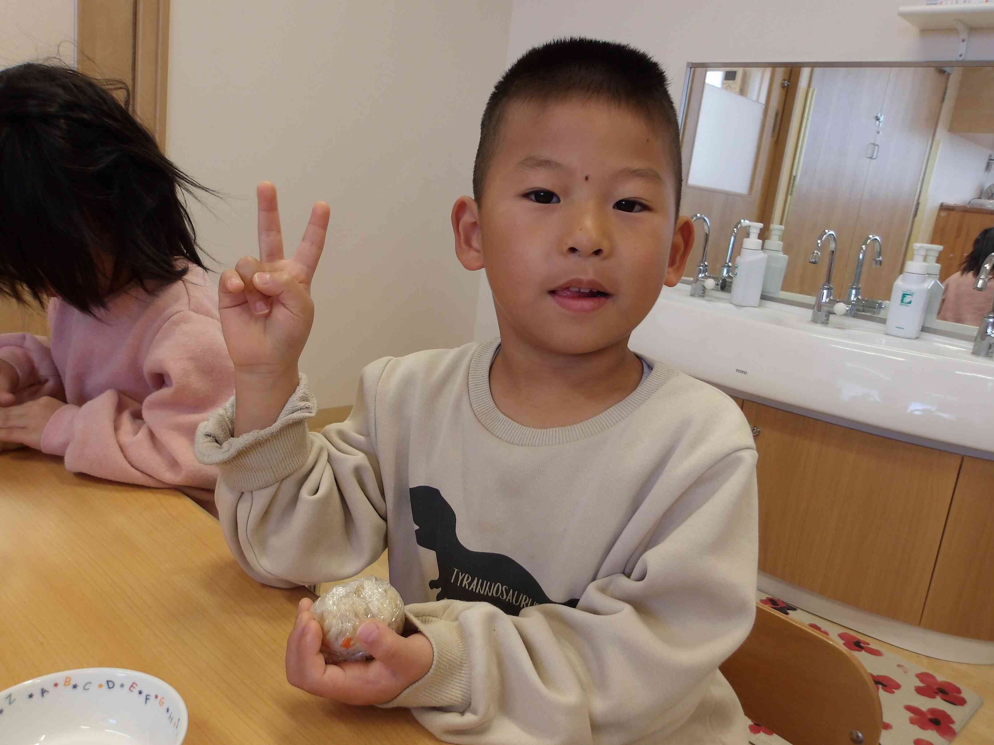 にぎにぎ、自分でおにぎりにしたよ！