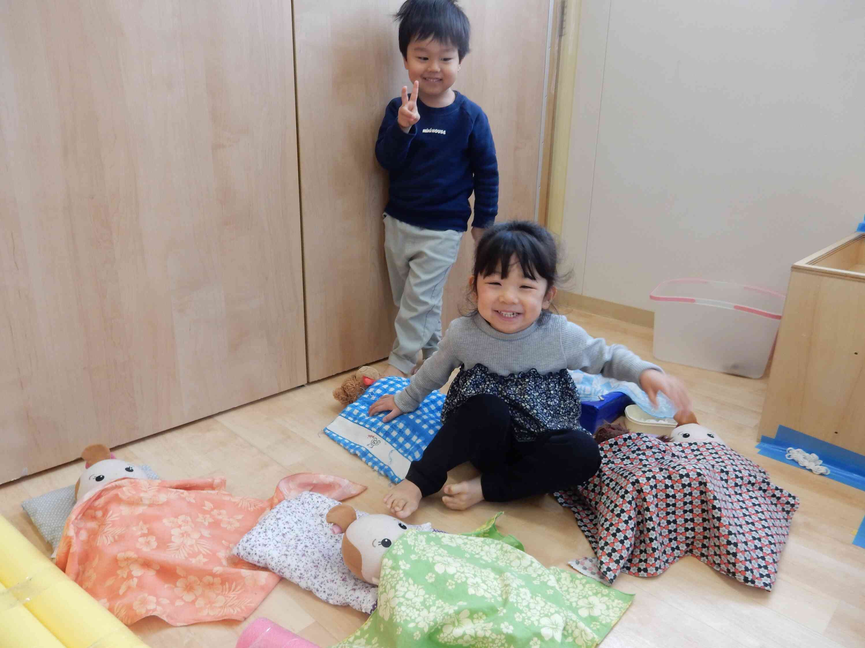 赤ちゃんたくさん寝かせてるの、いそがしい～！