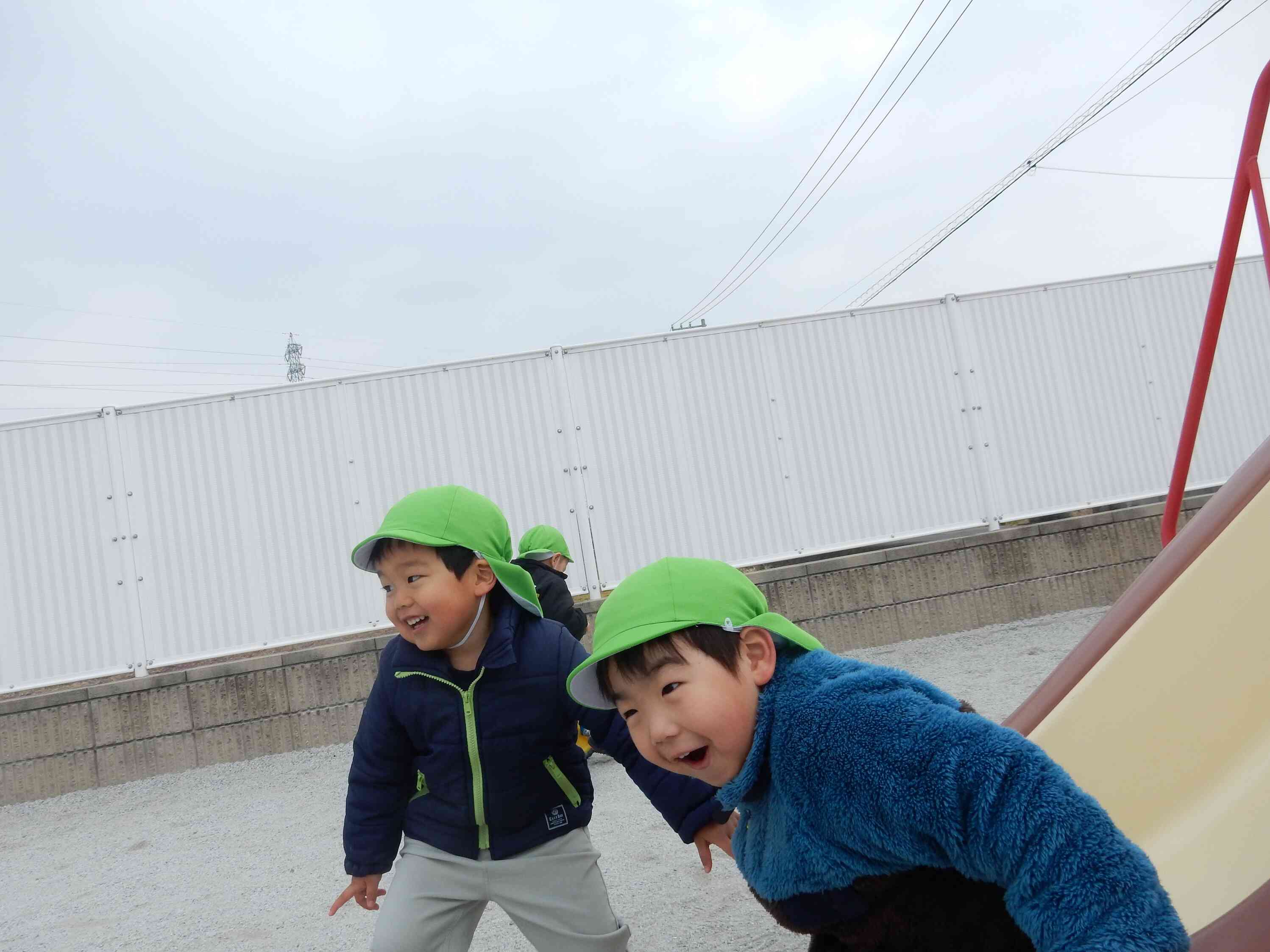 号外☆園庭にて鬼ごっこの鬼が近づいてきた！！逃げなくちゃ！