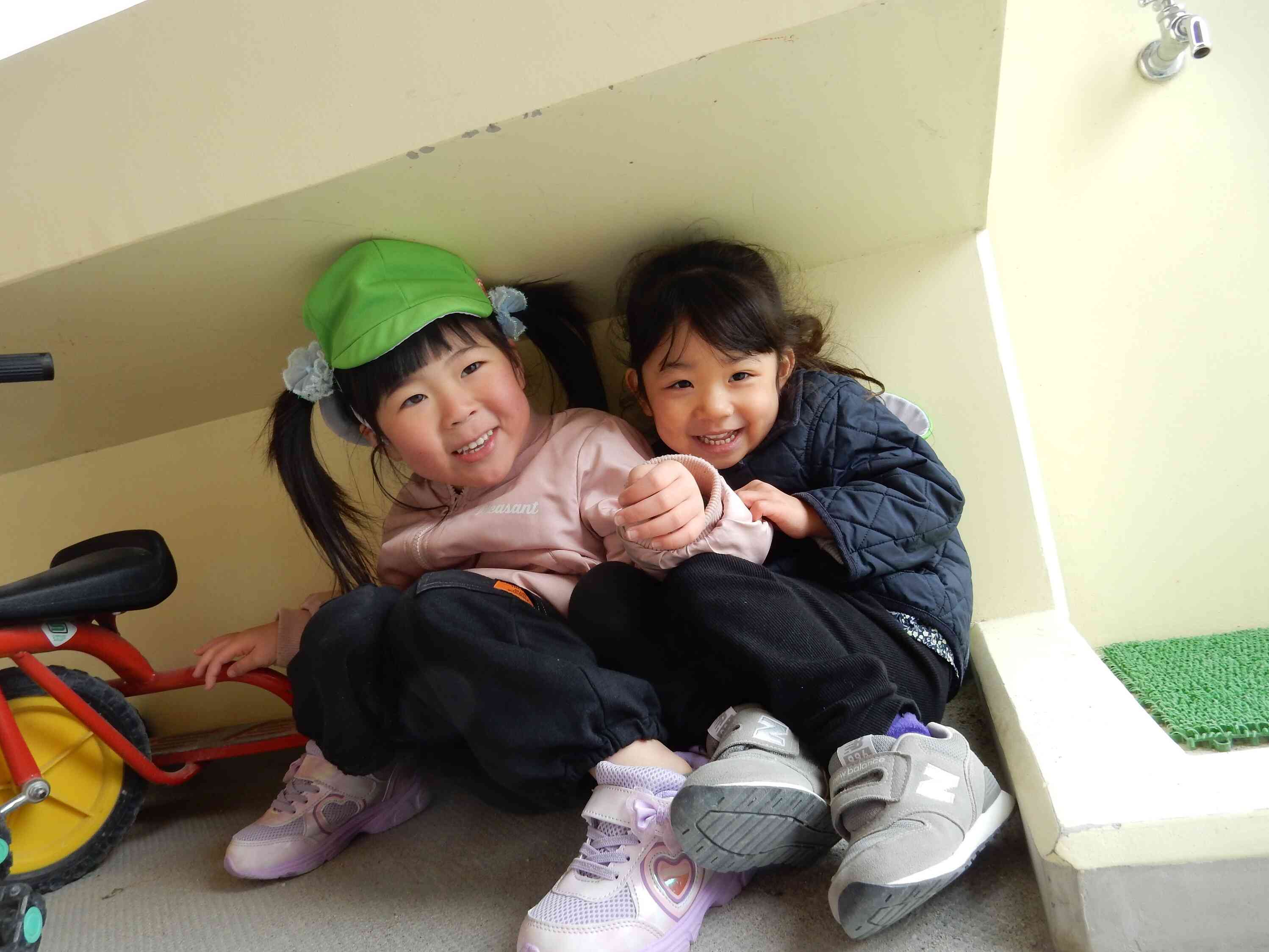 号外☆園庭にてかくれんぼ、ここならみつからないはず♡