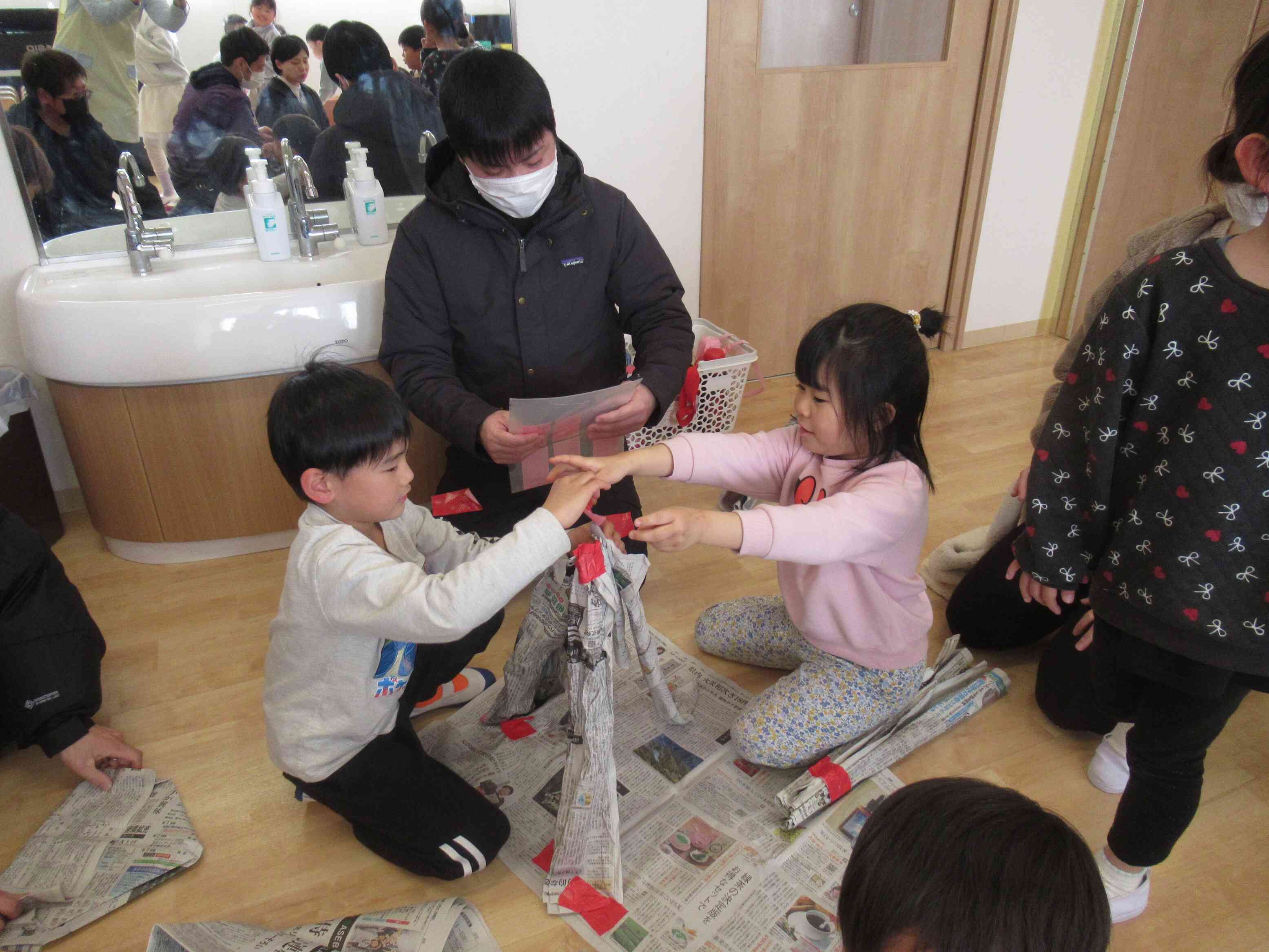 どこにガムテープを貼ろうかな！