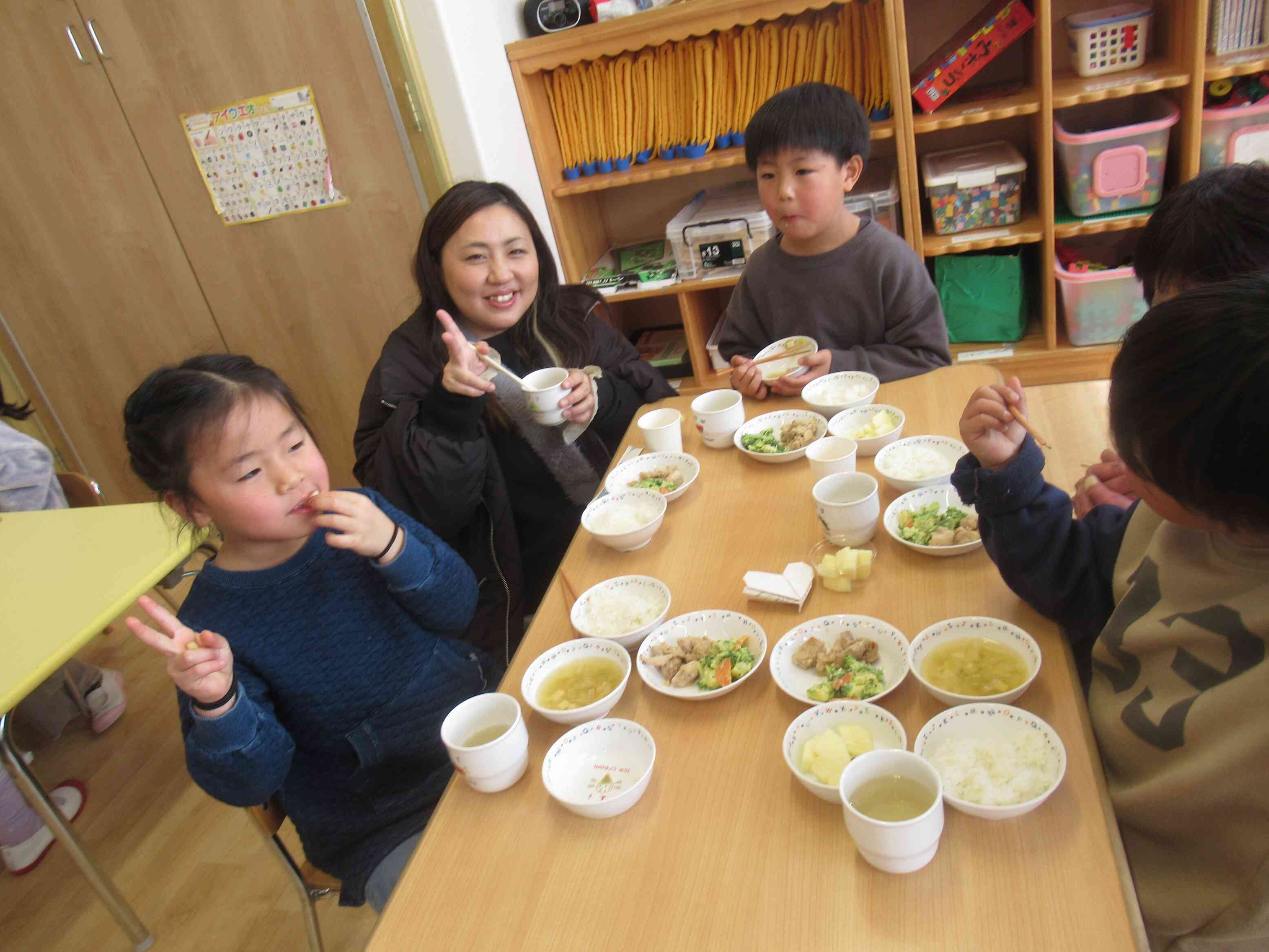 お家の人と一緒に食べる給食は、いつもよりおいしさ倍増だね♪