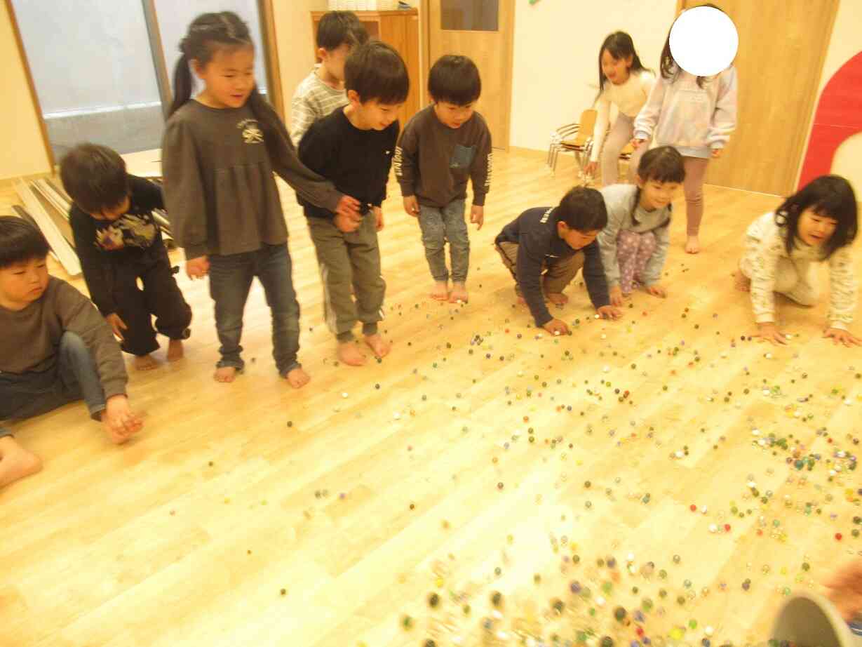 ぴんちゃんとビー玉遊びをしたよ♪(5歳児きりん組)