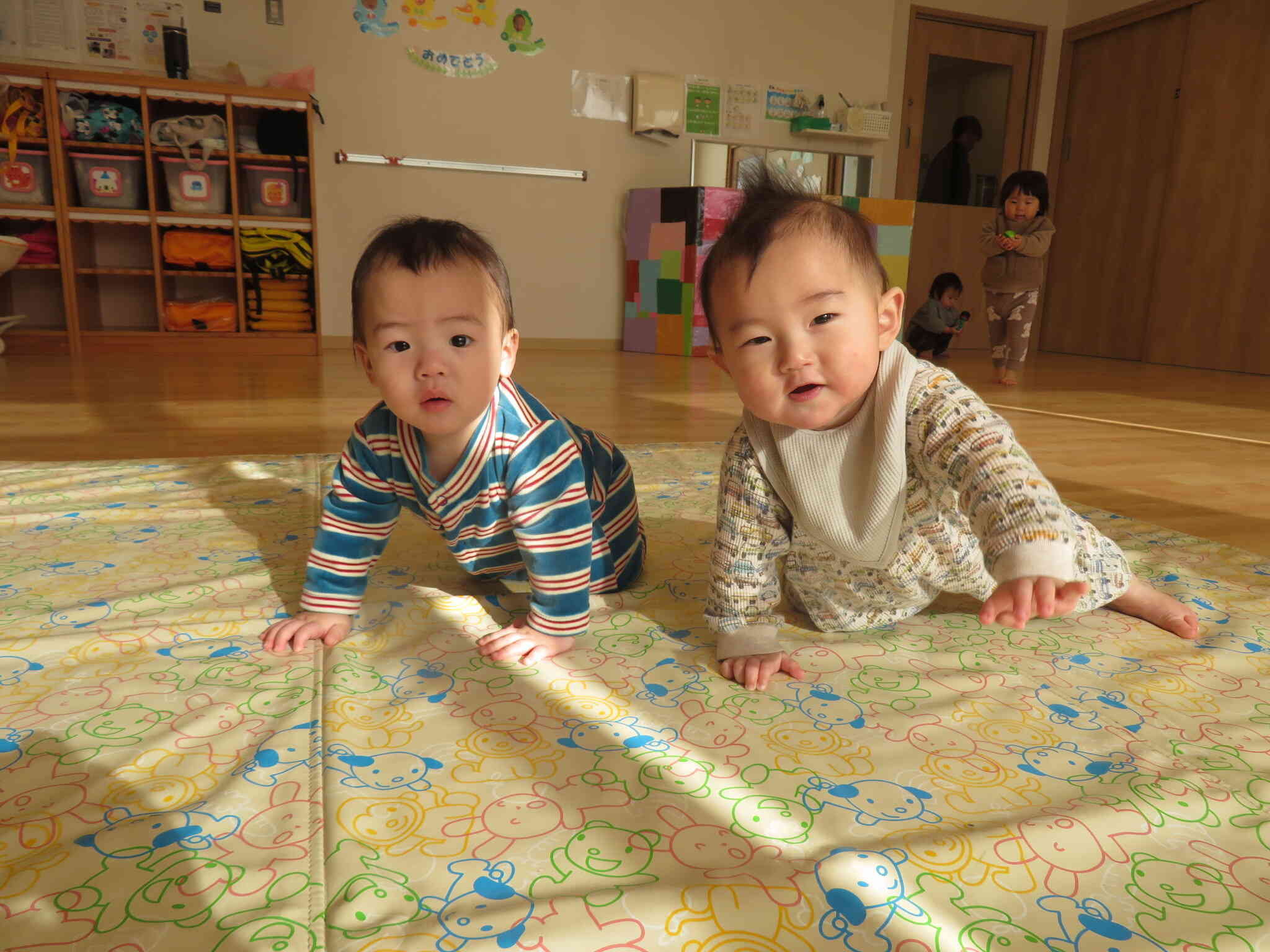 一緒にハイハイ楽しい～♪