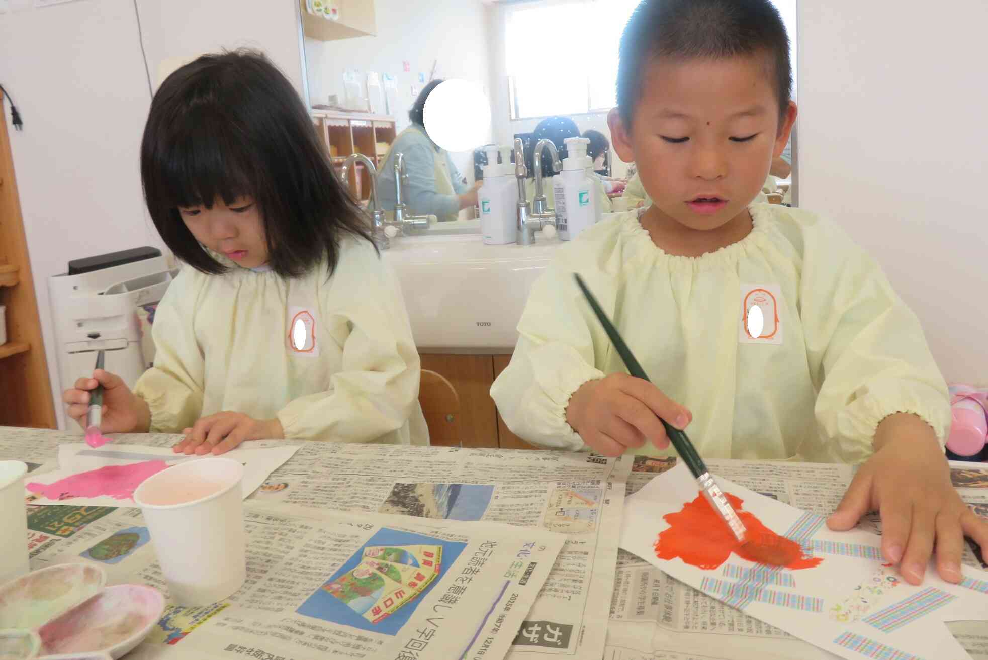 絵具を使って、こいのぼりを製作中