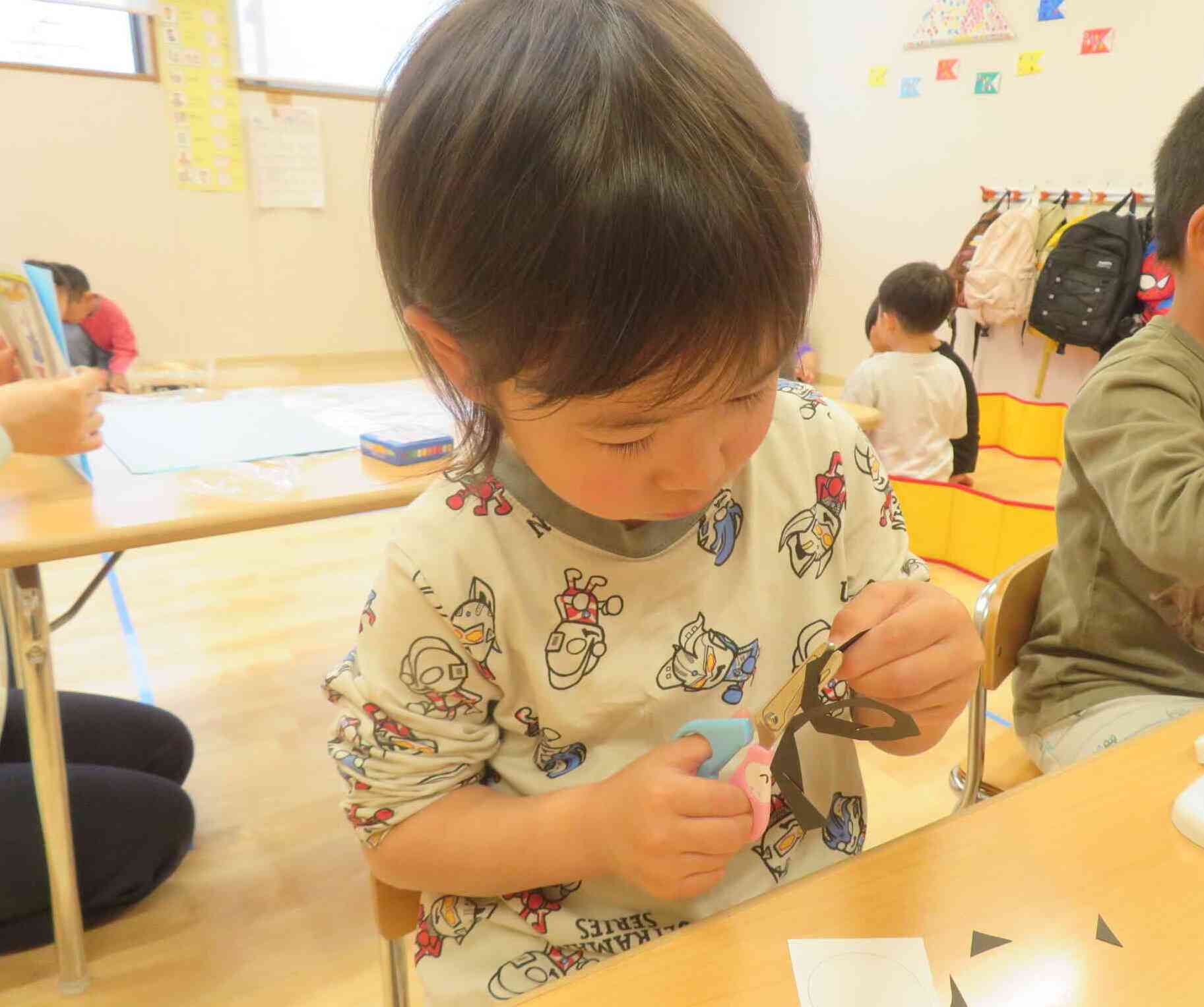 はさみも上手に使えるよ！こいのぼりを製作中・・・