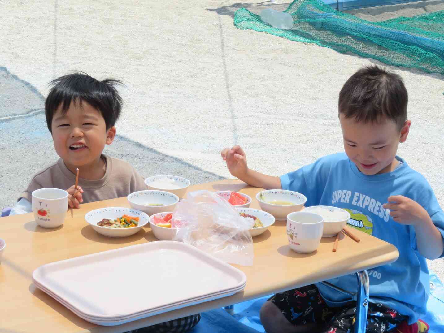 園庭で給食を食べたよ♪(4歳児)