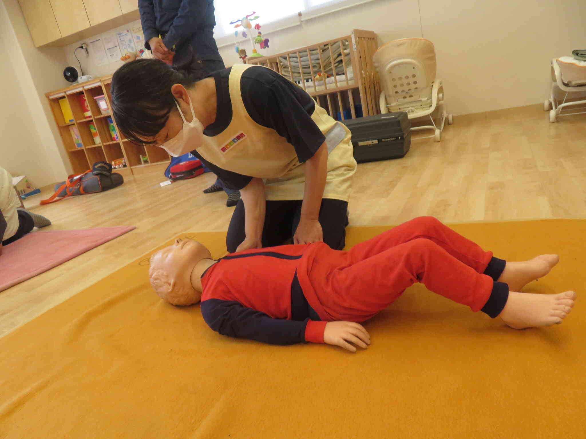 呼吸の確認！胸の動きをしっかり見ます。