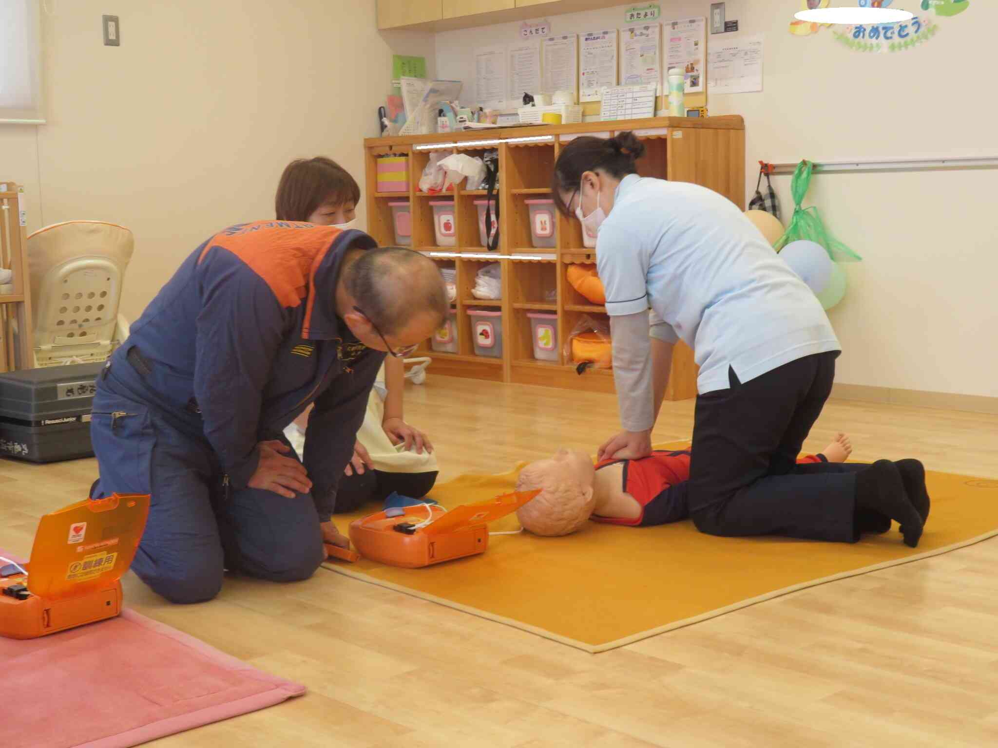 胸骨圧迫の交代の仕方を教えてもらっています。