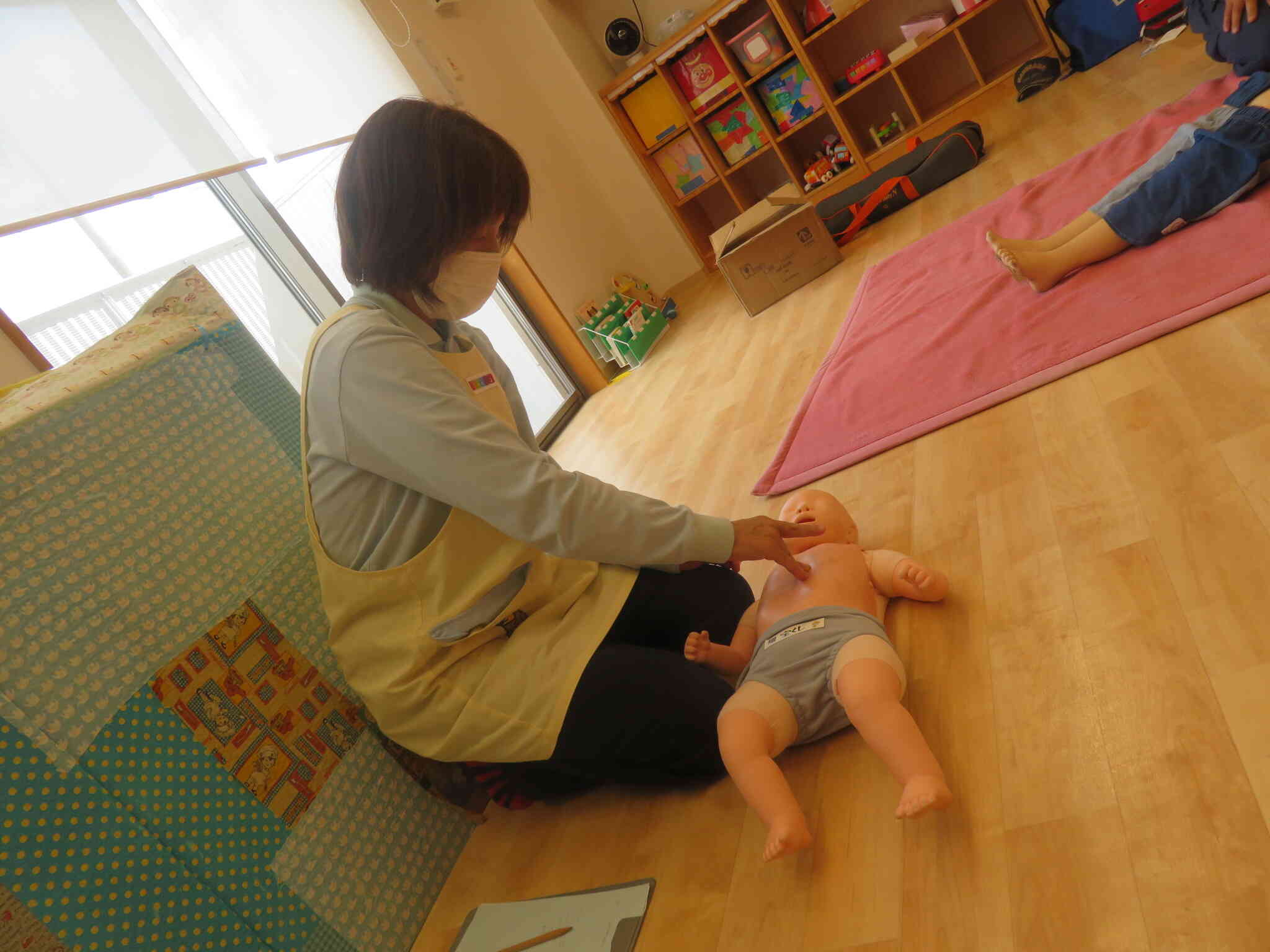 乳児は2本の指で身体の３/1が沈むまで押します。