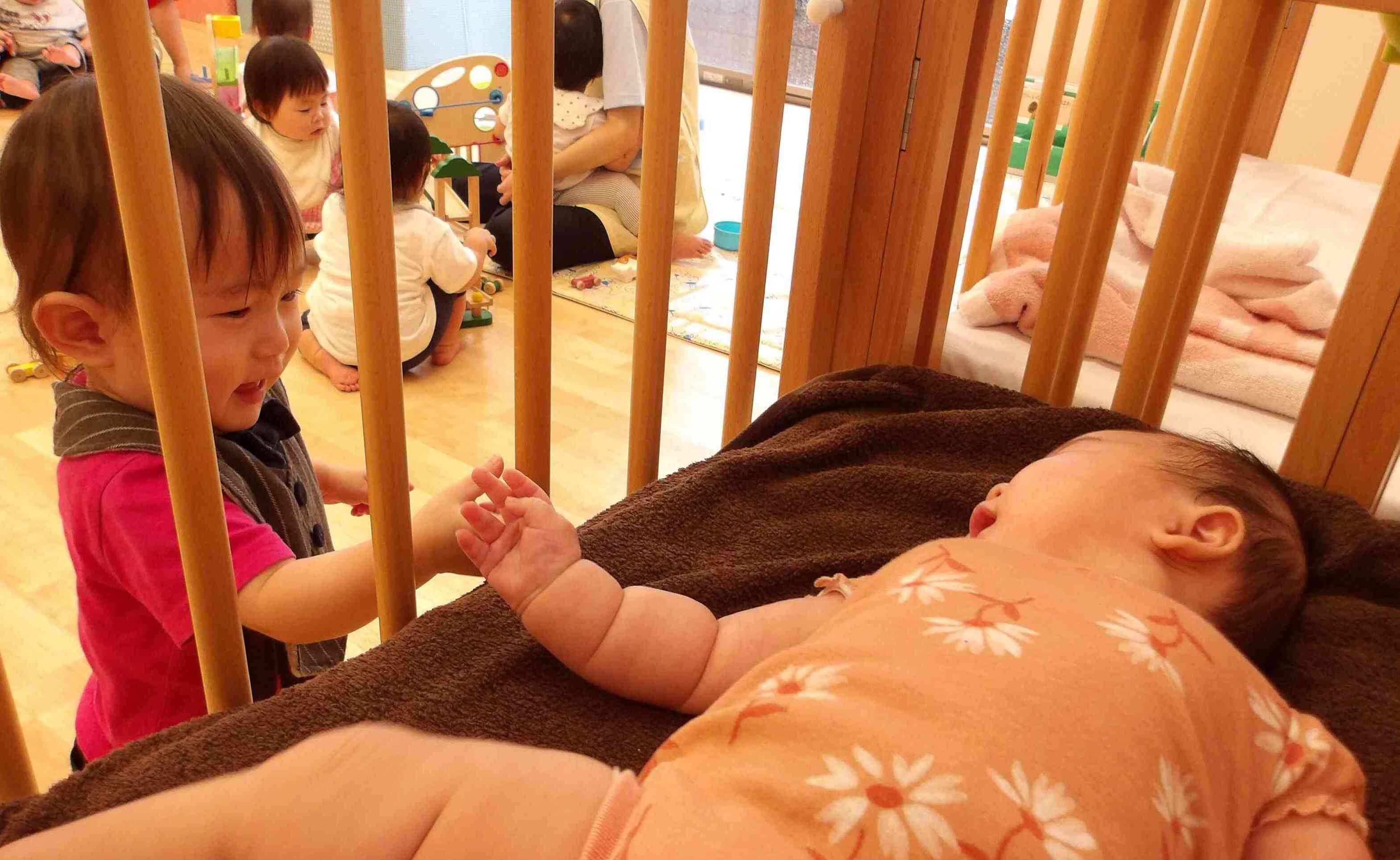 可愛い手と手でタッチ！はじめましてのご挨拶。