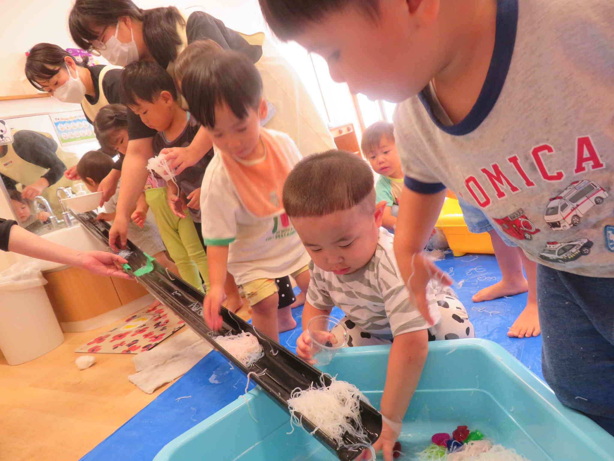 流しそうめんに挑戦！なかなか掴めないなあ