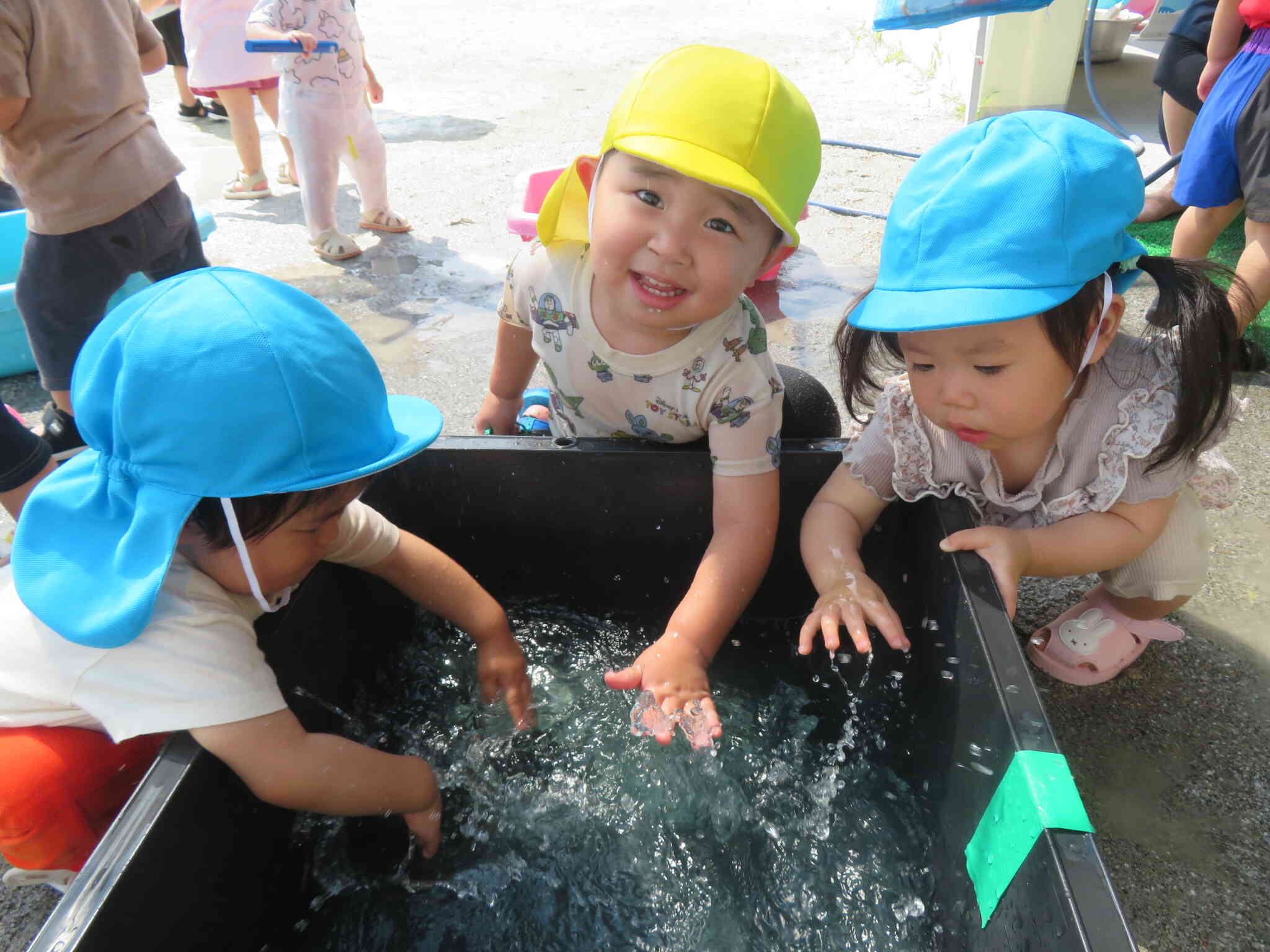 お兄ちゃんと一緒に水遊びたのしいな♪