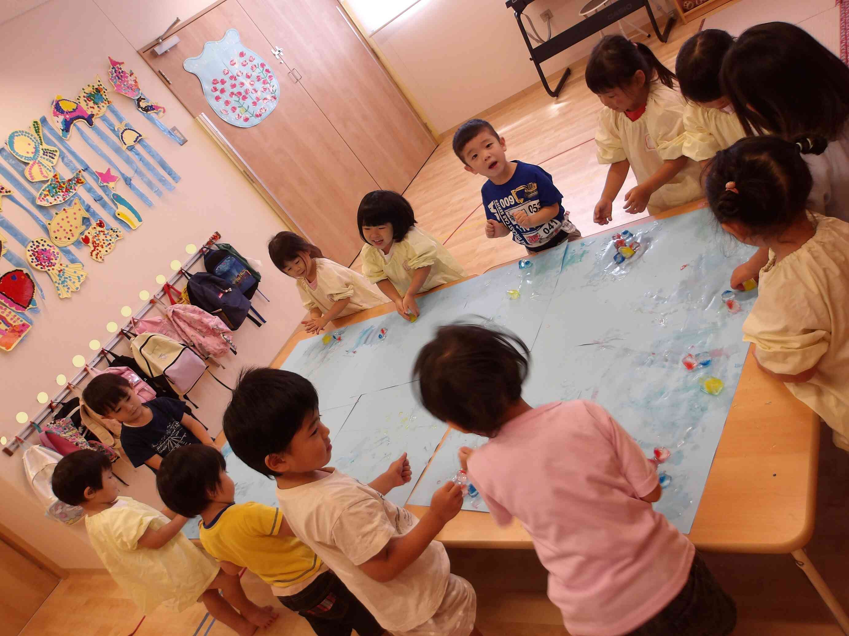 氷遊びをしたよ♪(３歳児りす組)