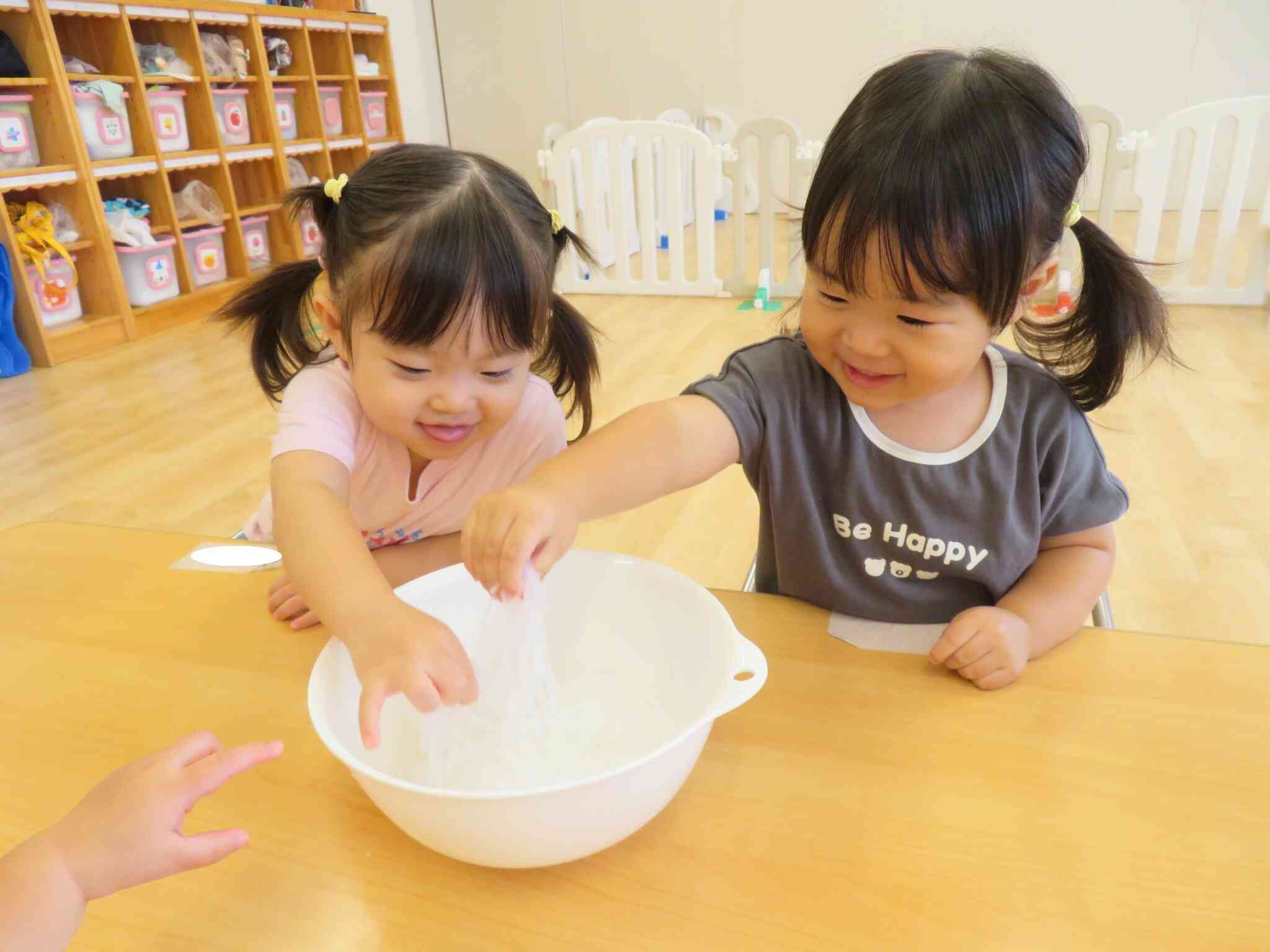 感触遊びをしたよ！（あひる組）