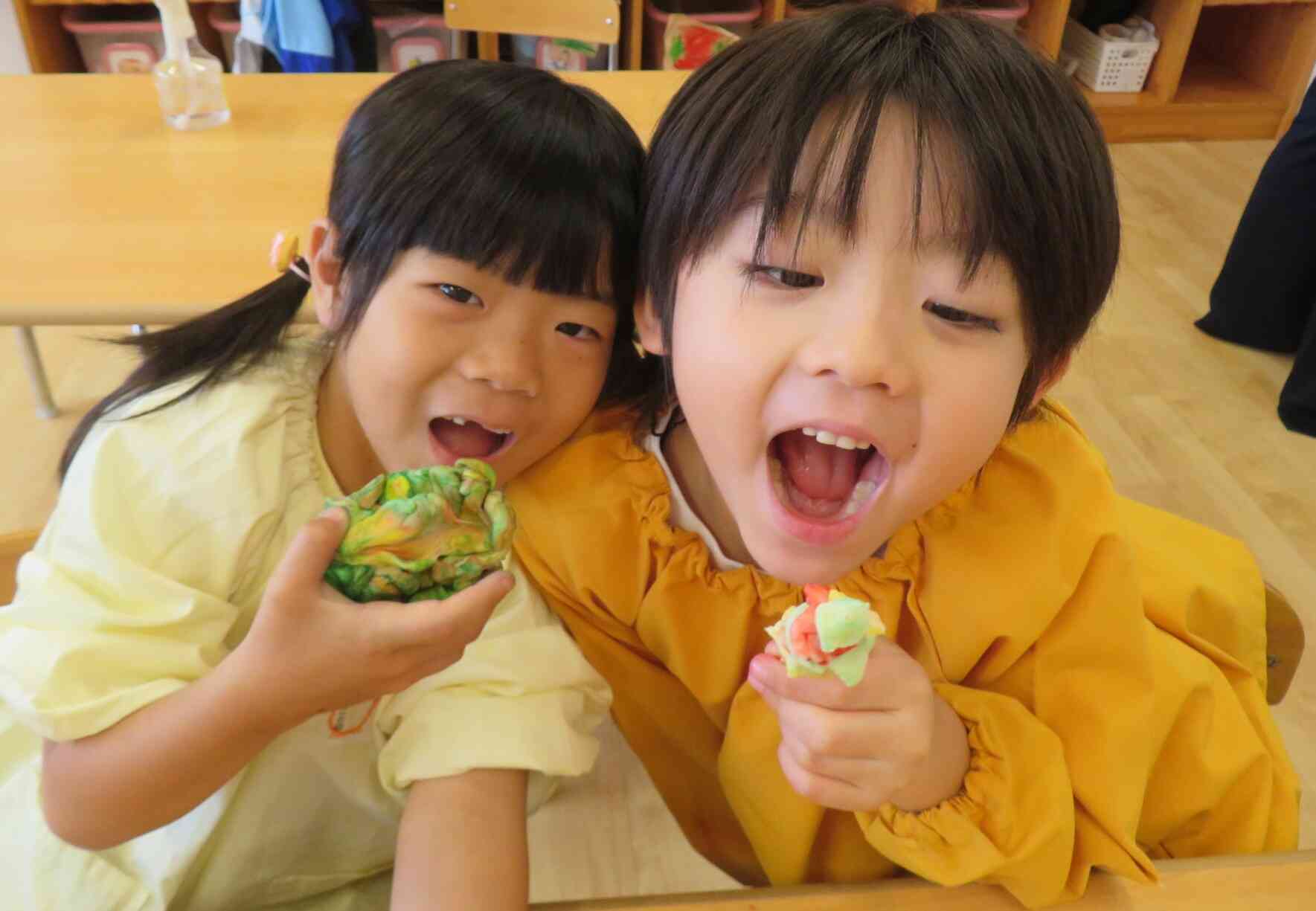小麦粉粘土をしたよ！　きりん組（５歳児）