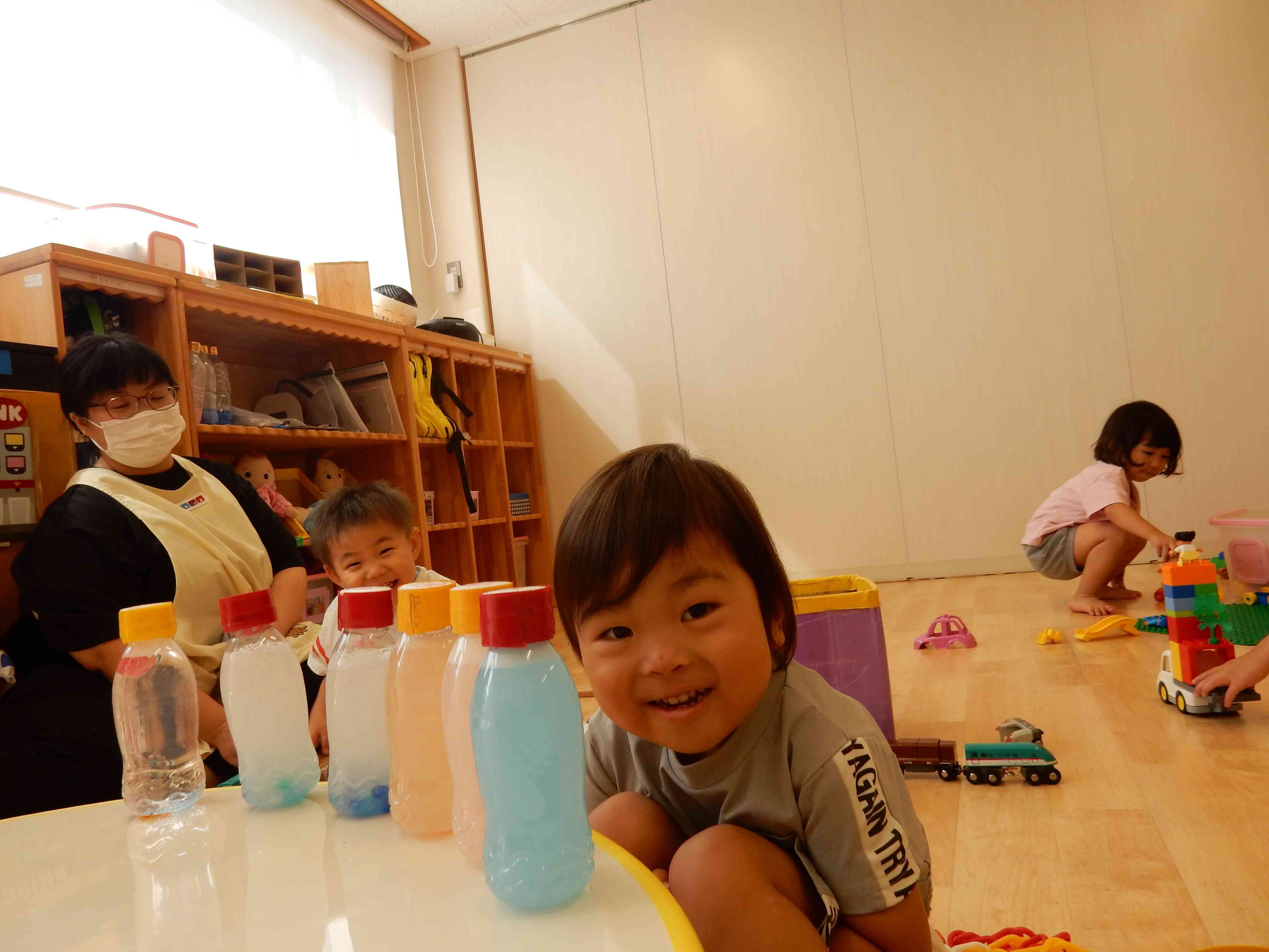ジュース屋さんで~す どれにしますか~? 2歳
