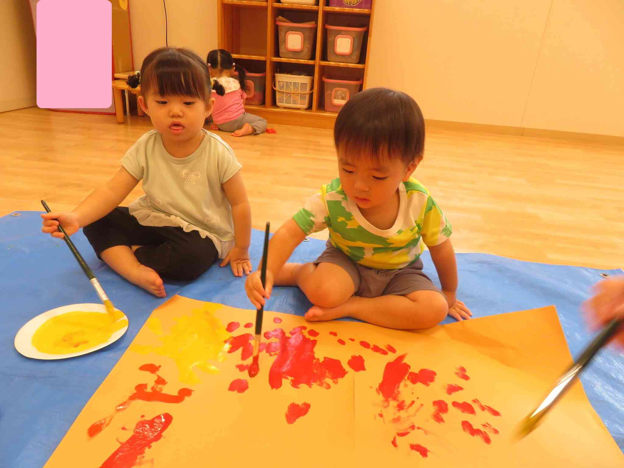 絵具遊びをしました☆(1歳 あひる組)