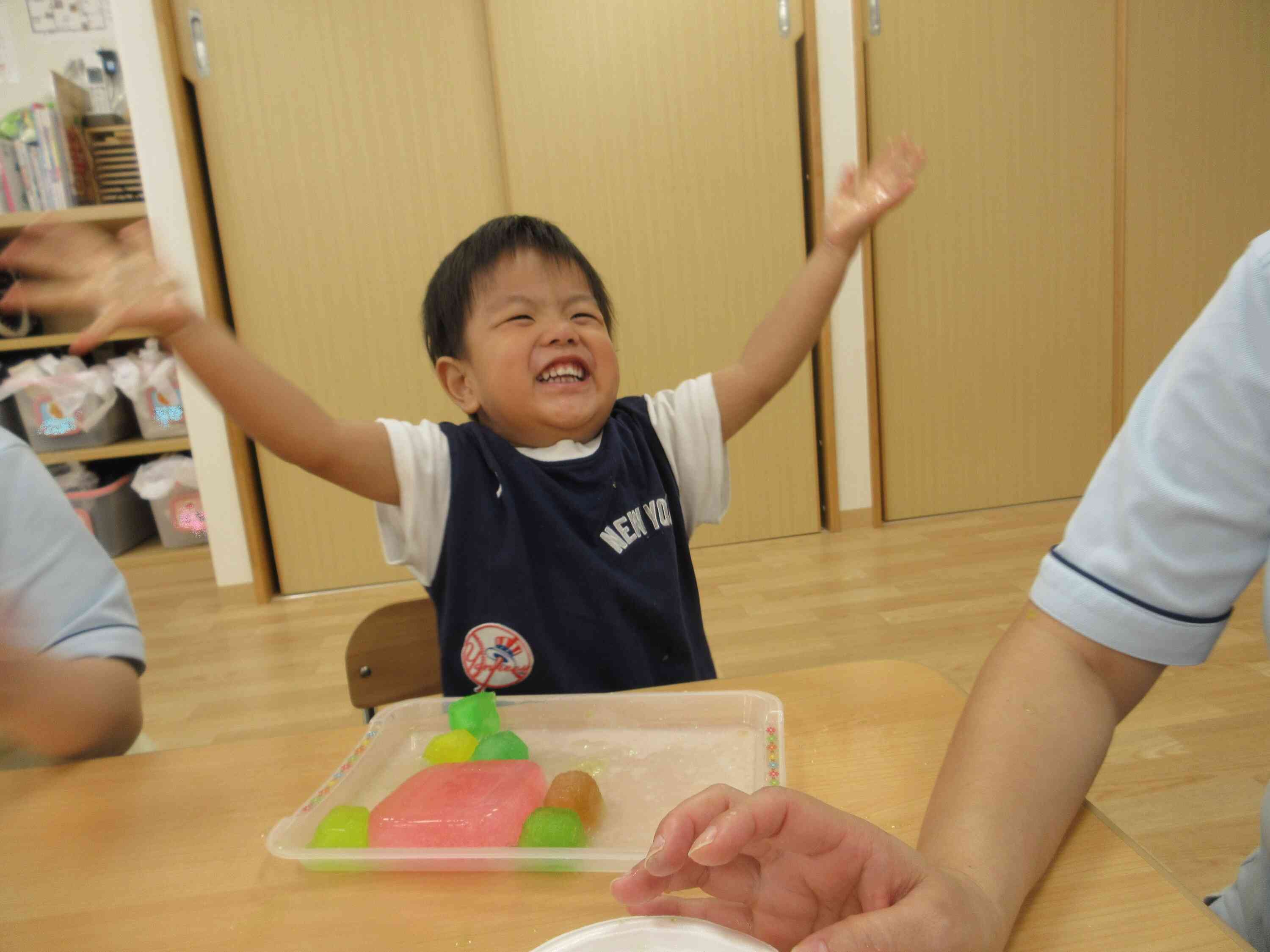 寒天氷で感触遊びをしました♪