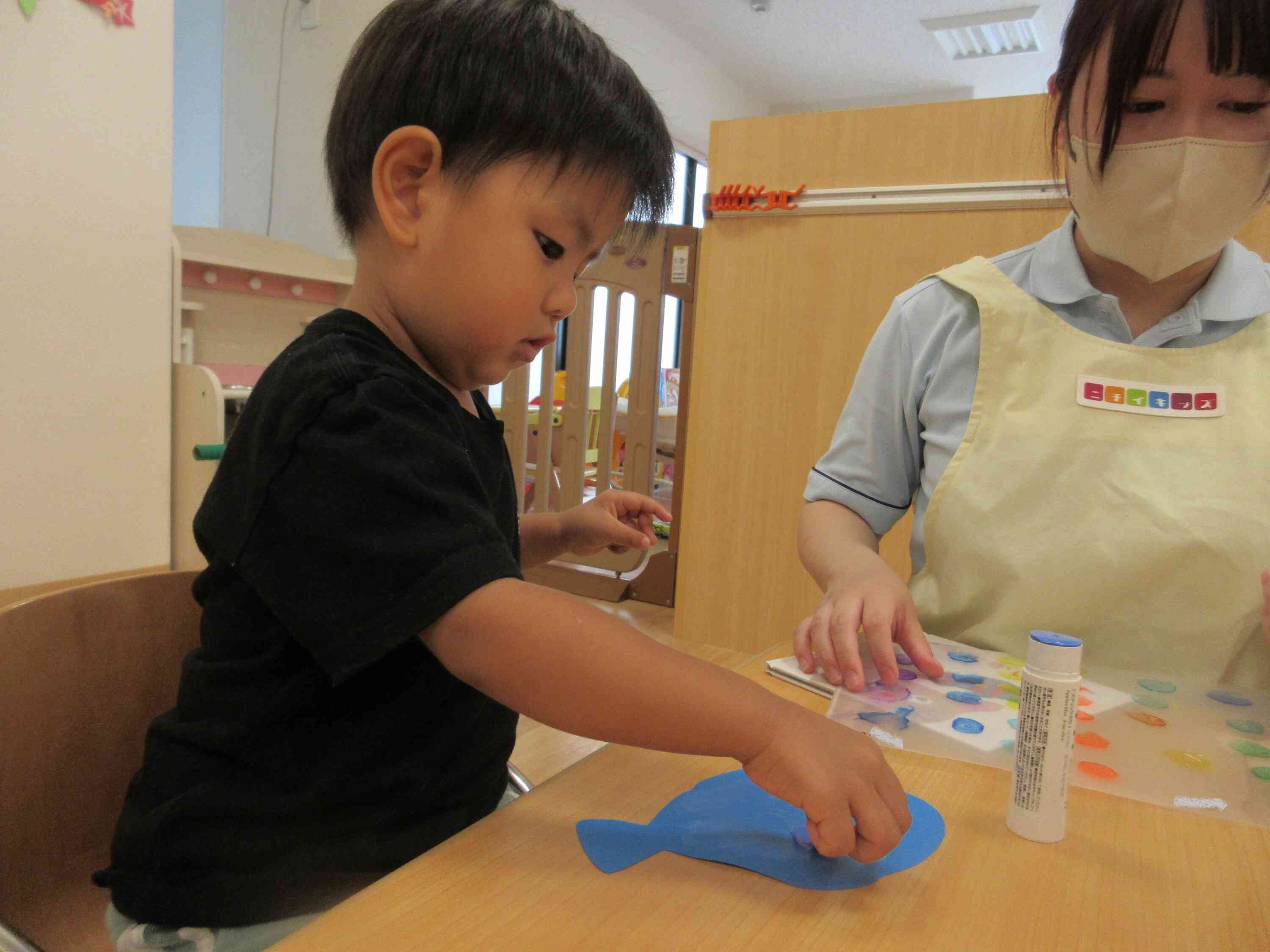 真剣な表情でペタペタ・・・