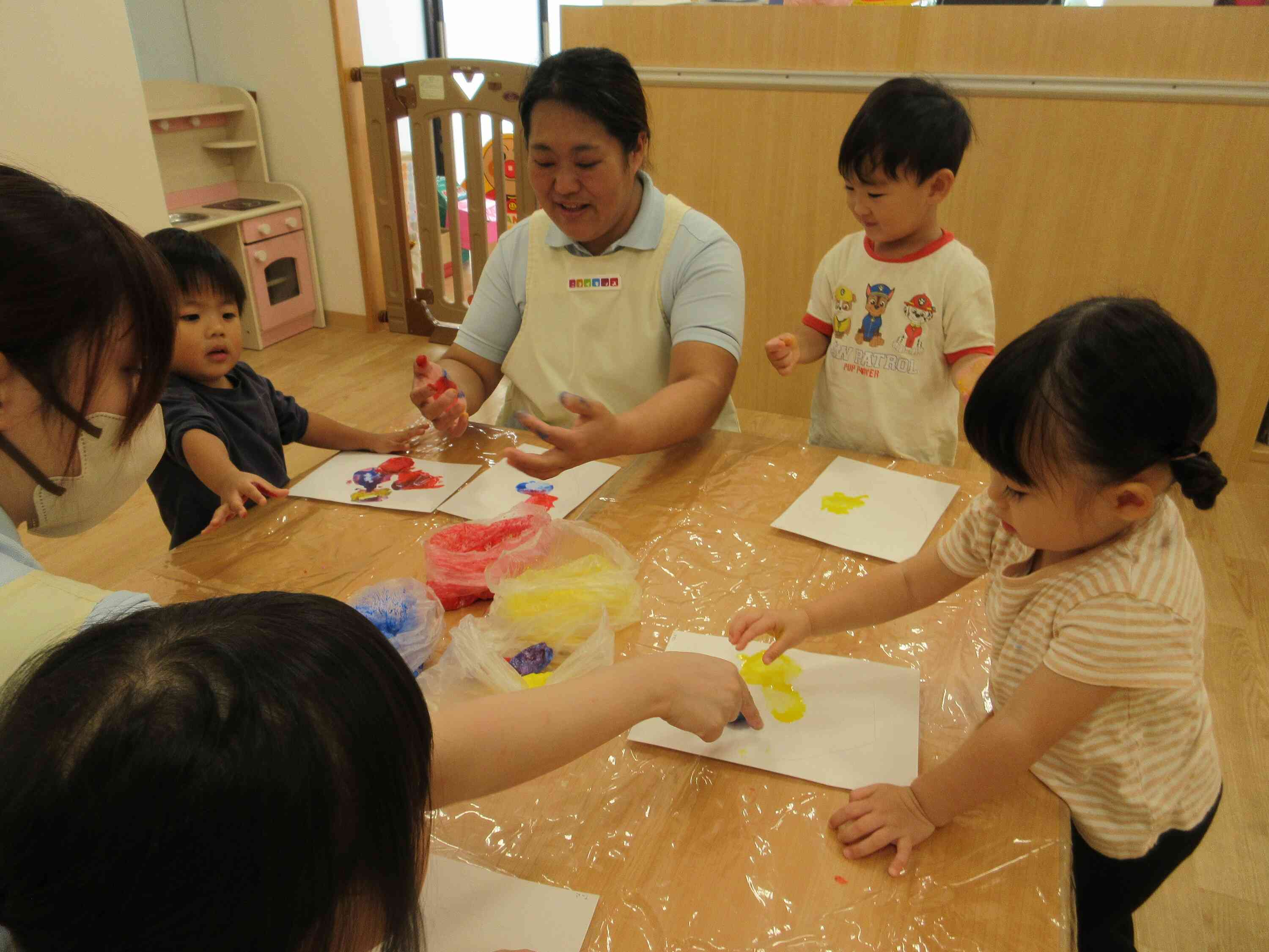 絵の具遊びをしました♪