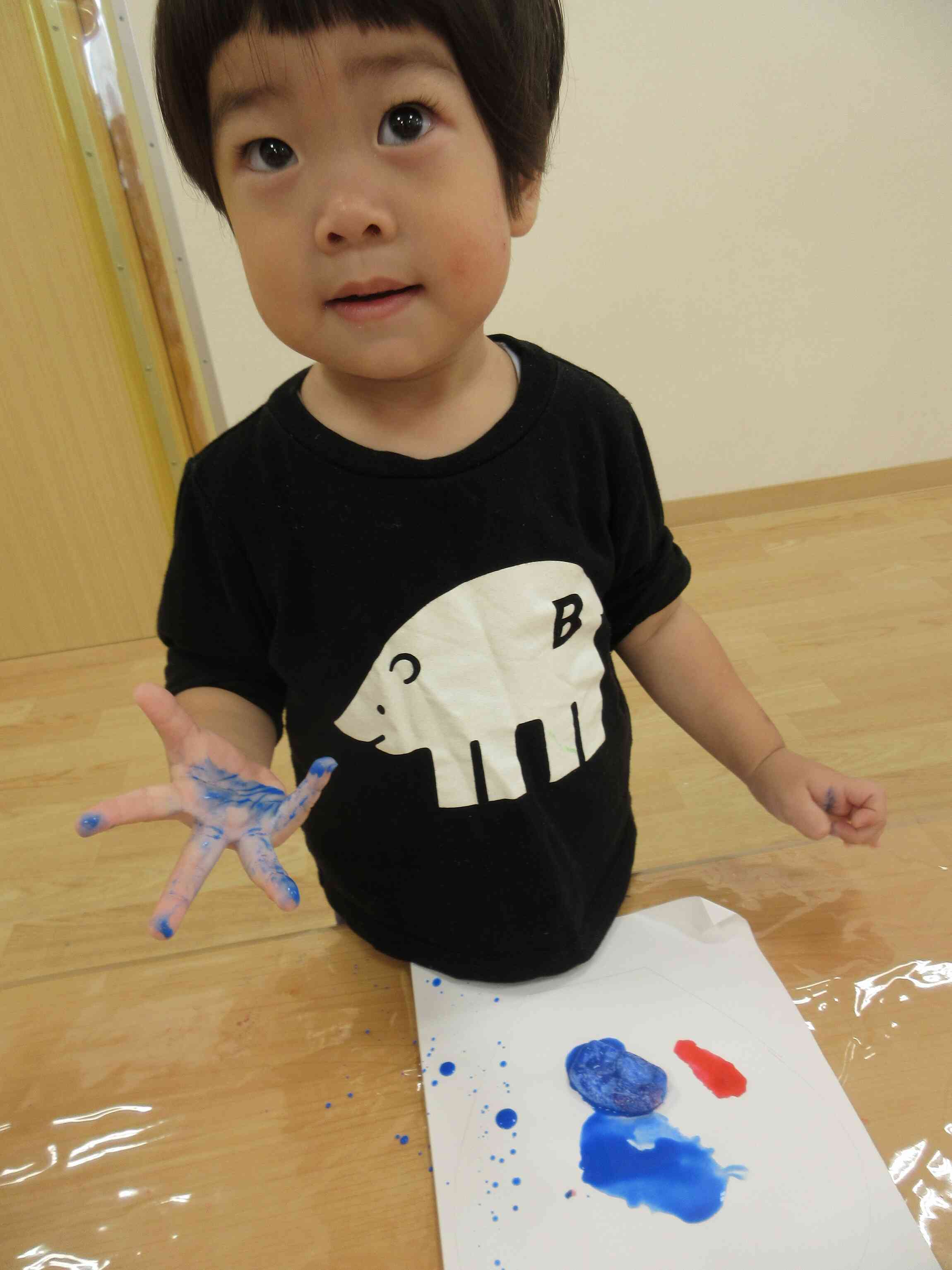 手寧付いた絵の具にちょっぴりドキドキ・・・