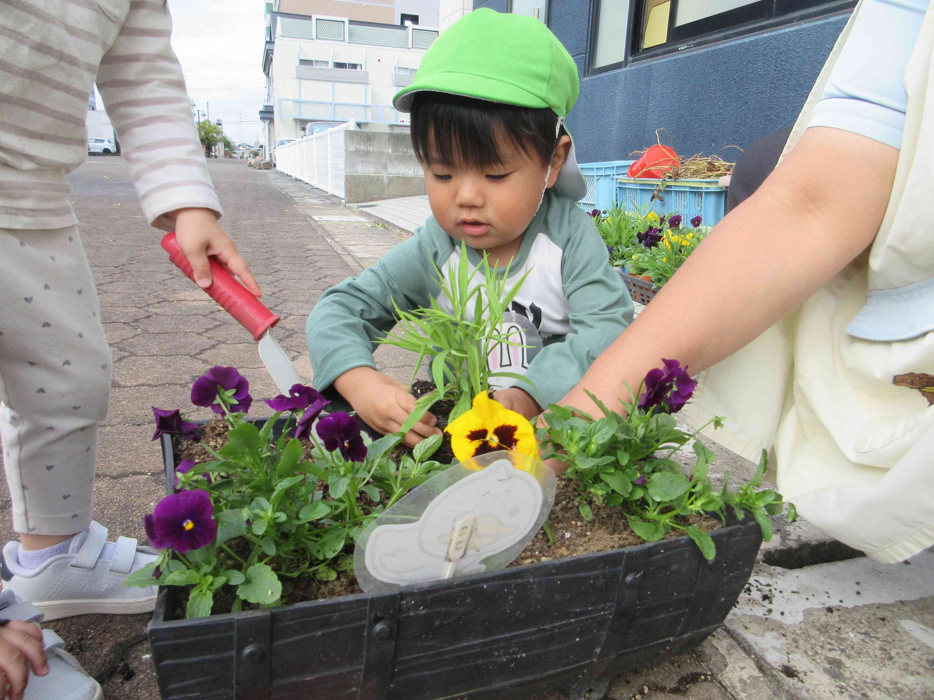 お花を置いて優しく土をかぶせて♪
