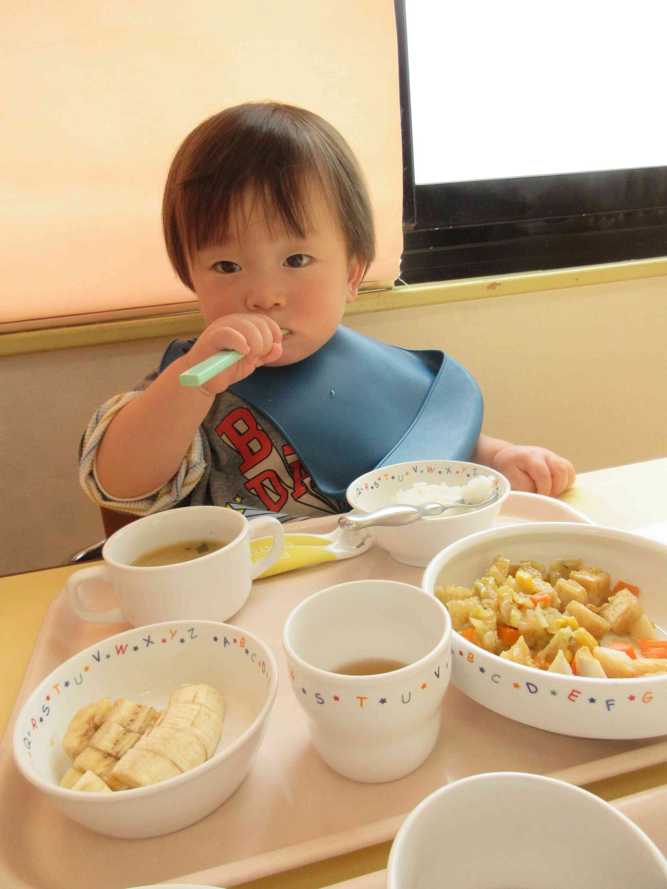自分でスプーンで食べてるよ～♪