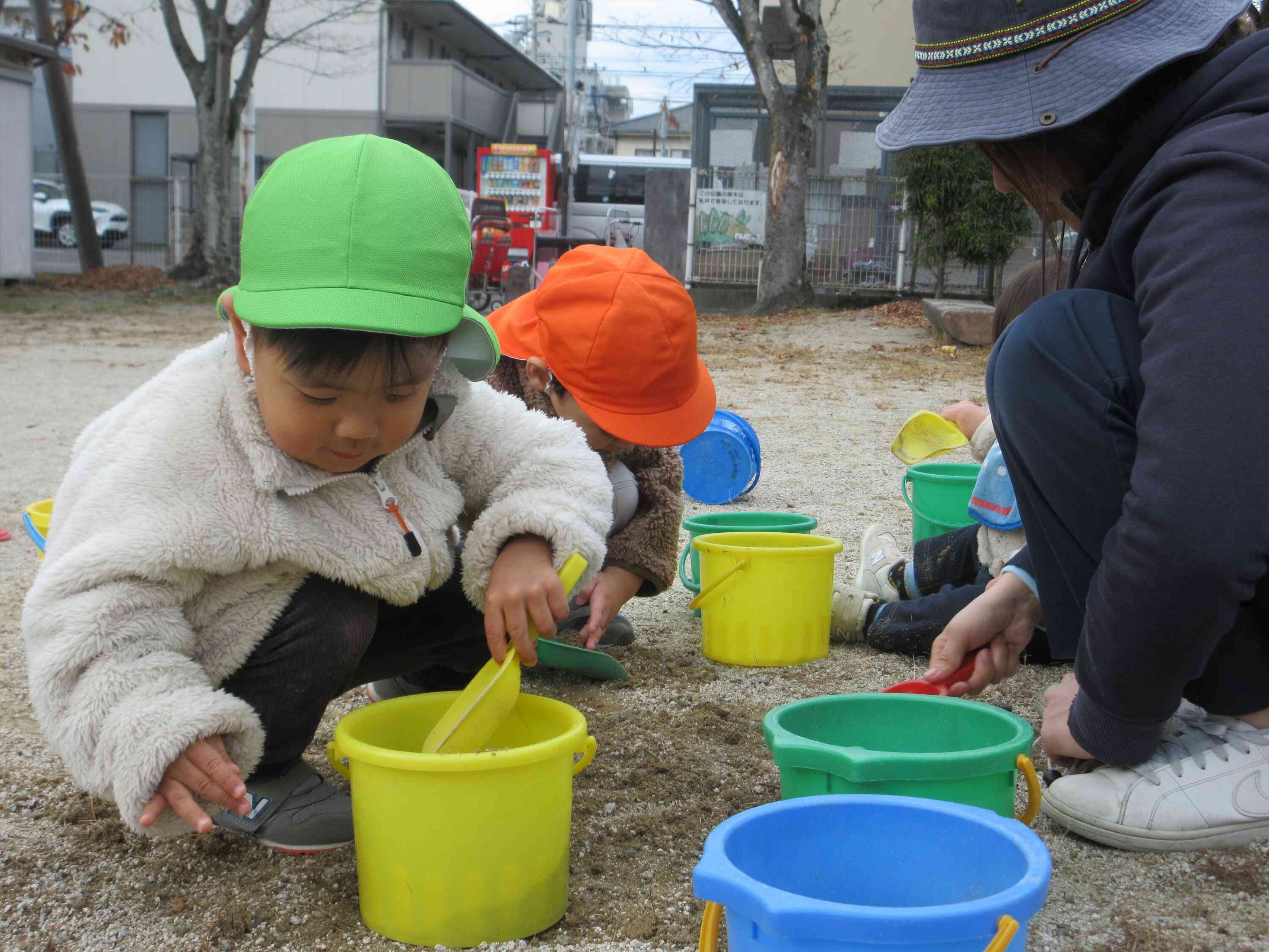 バケツにたくさん入れて遊んだよ～♪