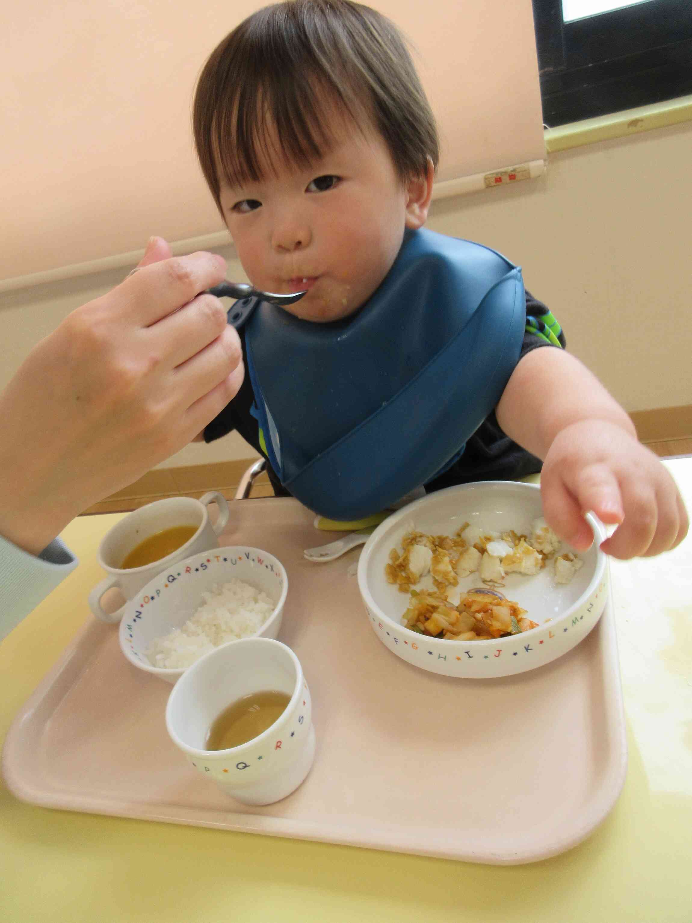 ひよこ組さんもしっかりもぐもぐして食べています♪