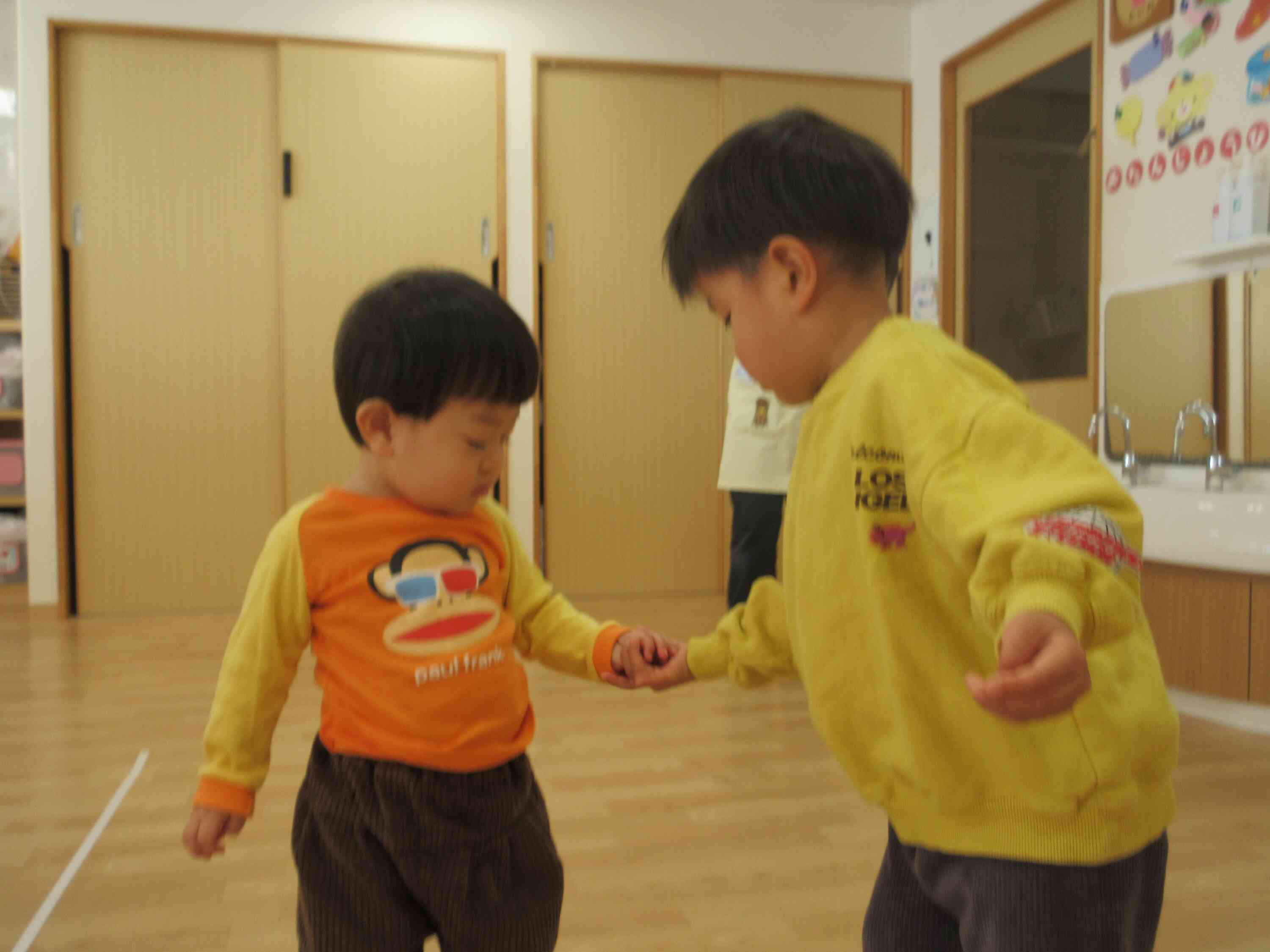 ひよこ組のお友だちに手をかしてくれるとっても優しいお兄さん♪