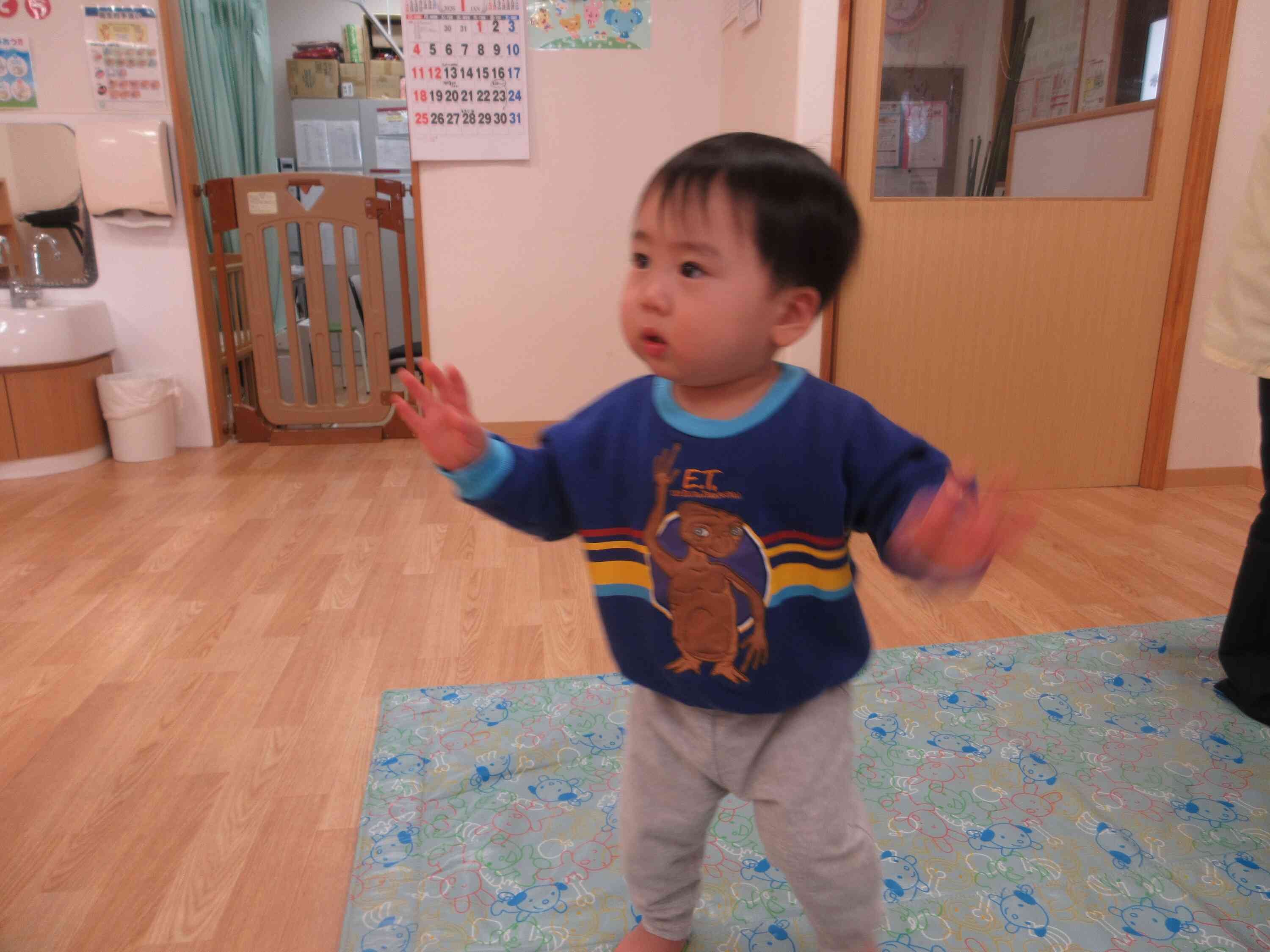 先生をよく見ながらダンスダンス♪