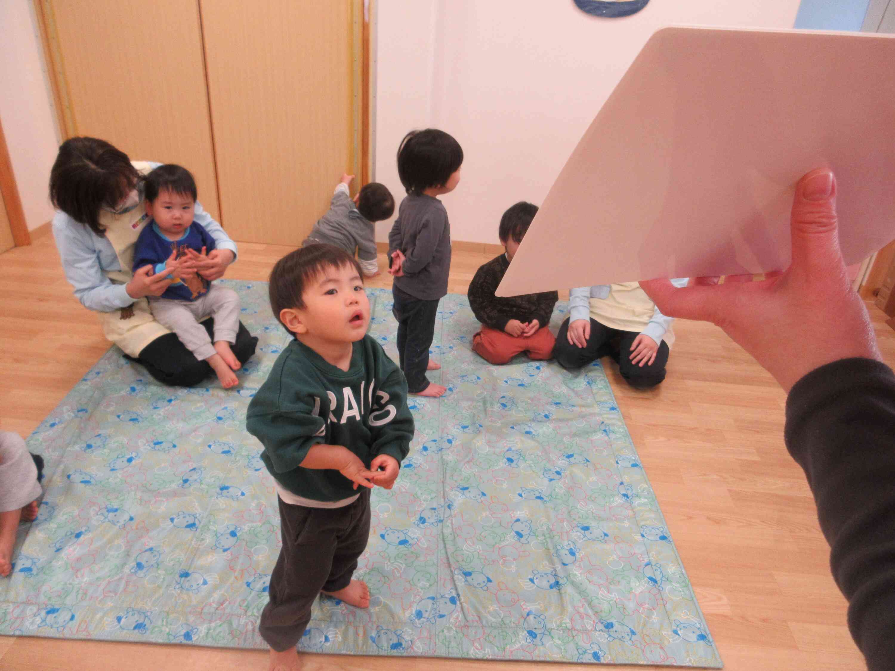 ZOO（動物園）のカードに興味津々♪