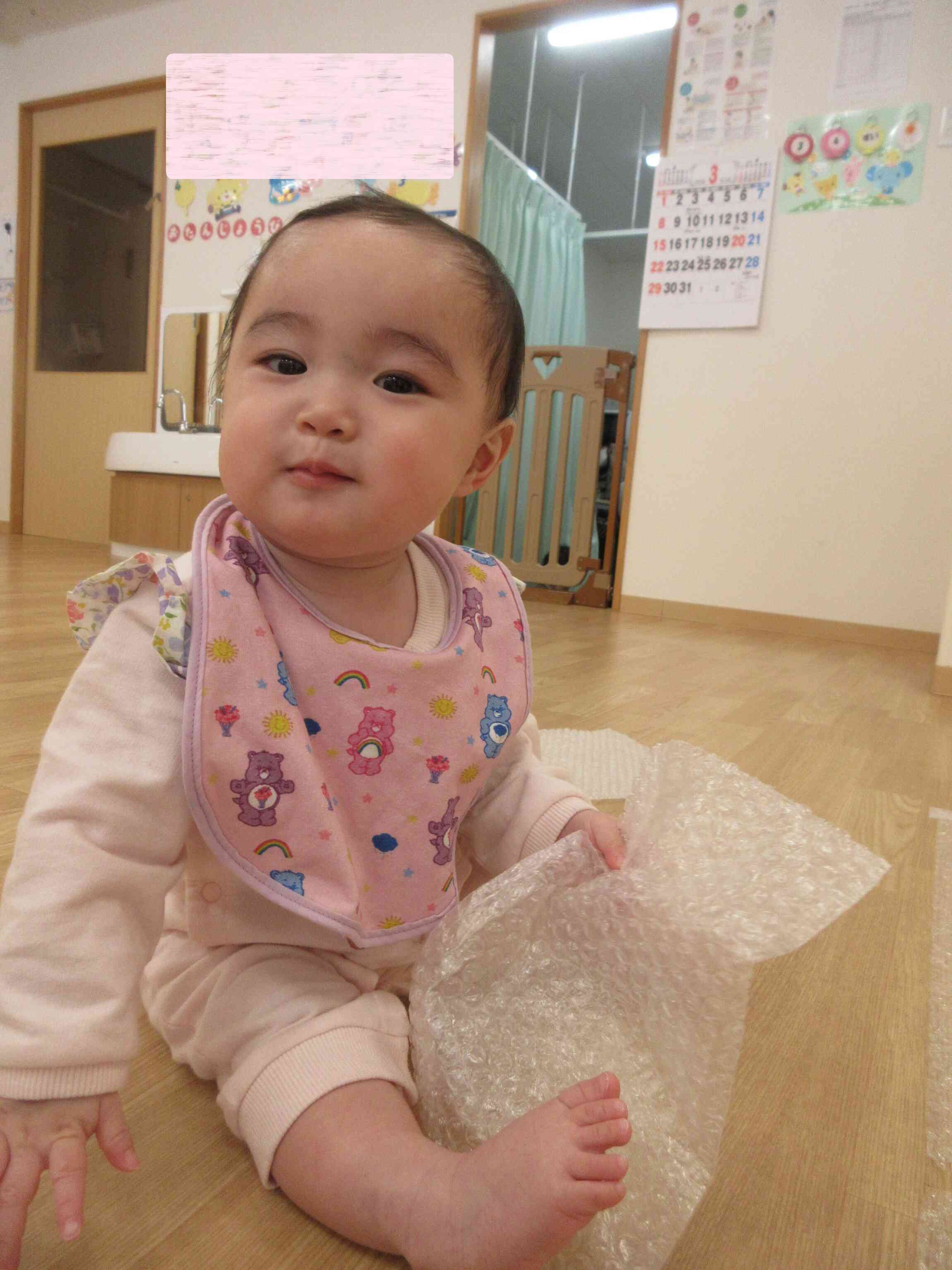 緩衝材を手にし、にっこり♪