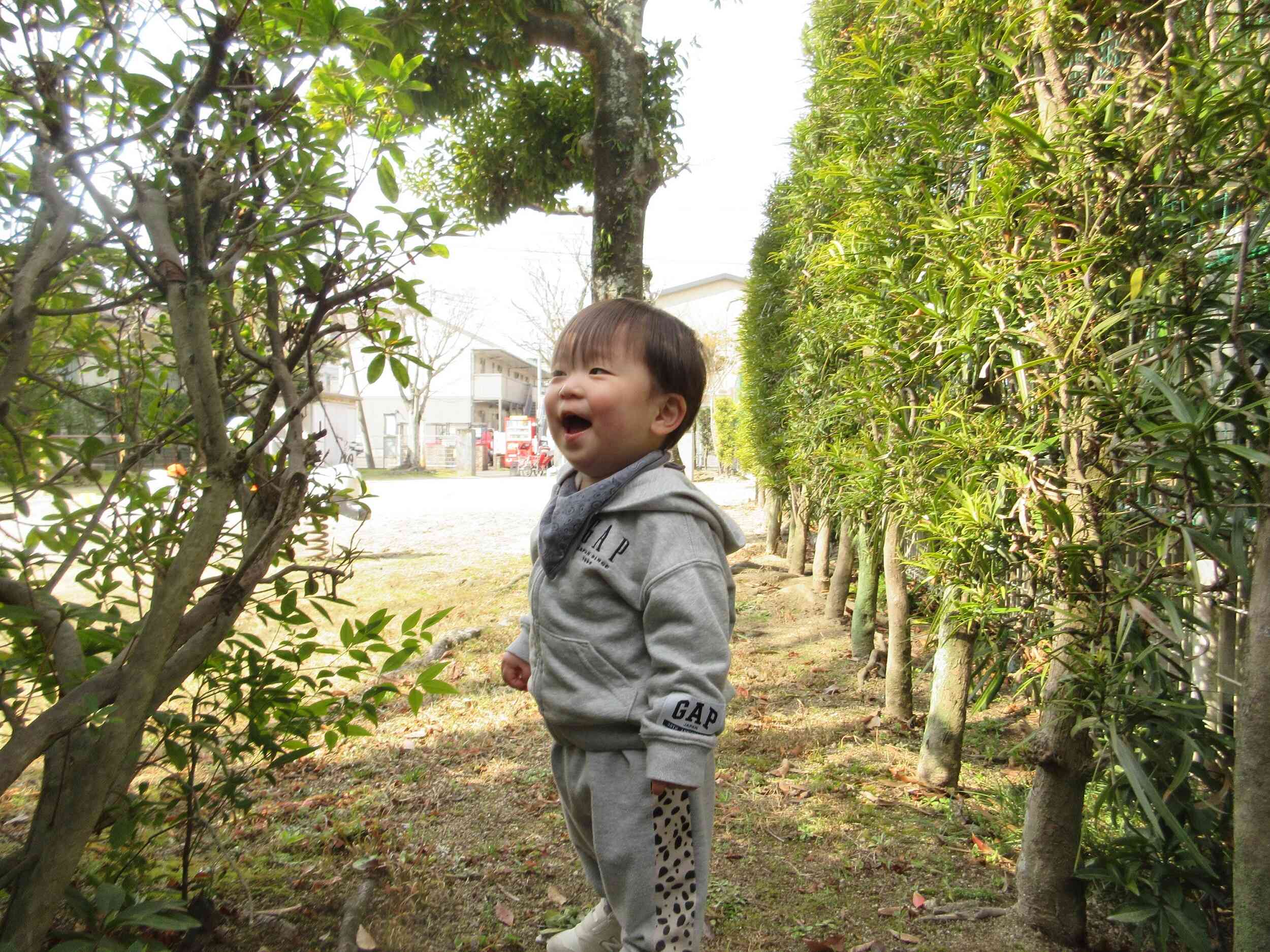 木々に囲まれてニッコニコです♪