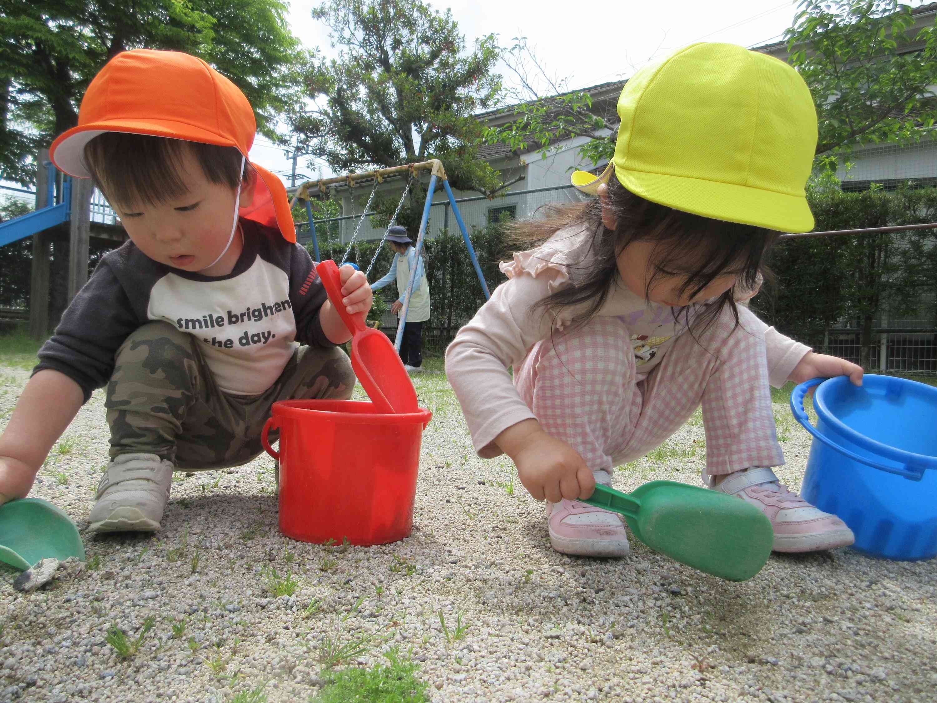 バケツにたくさん土を入れたり、型に詰めたり♪