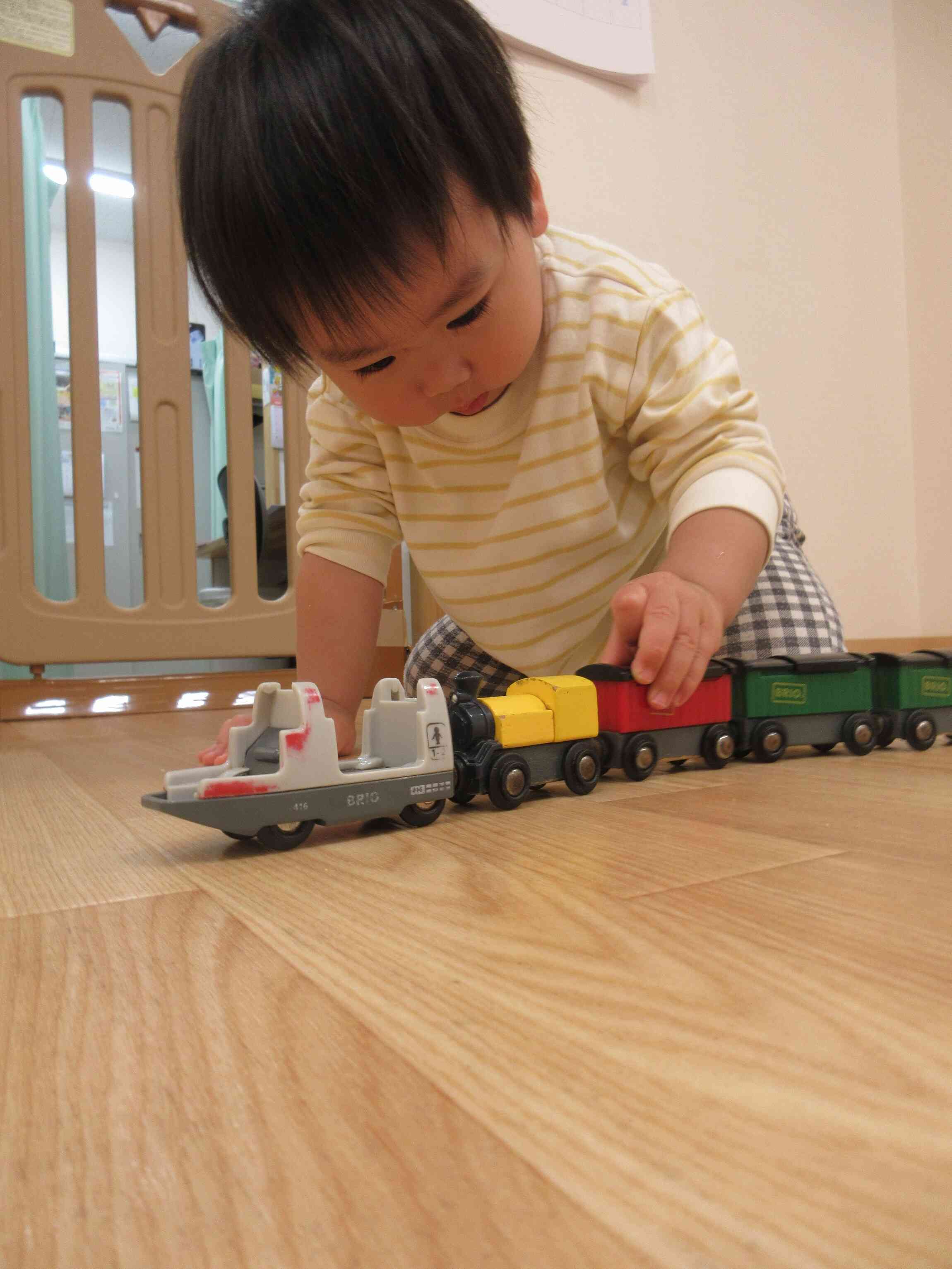 乗り物が大好きなお友だち♪列車を長くつなげて走らせます♪