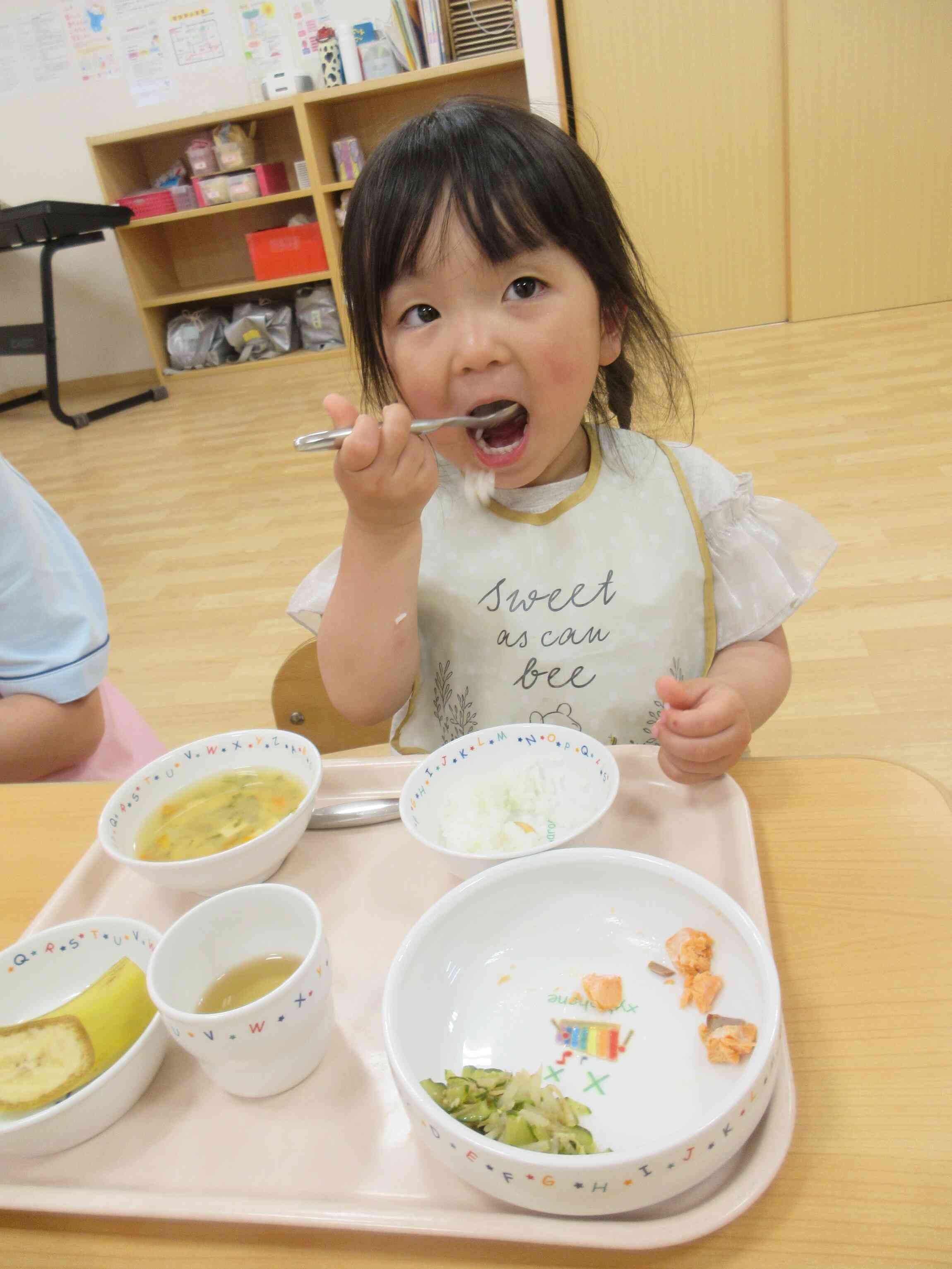 大きなお口でよく噛んで食べています♪