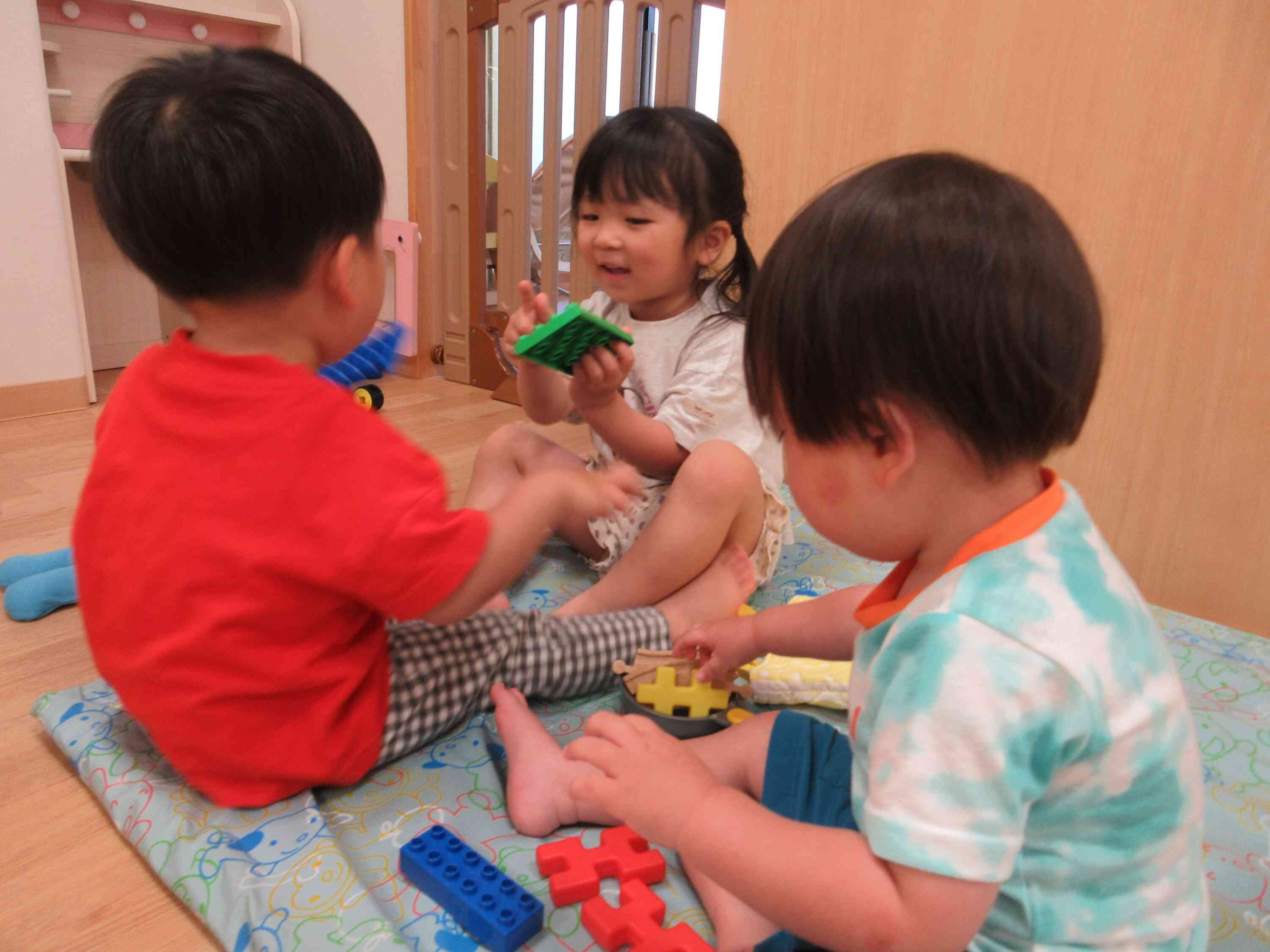 お昼寝から目覚め、【15時のおやつ・帰りの会】の後はみんなで【自由遊び♪】 おもちゃを出したり絵本を読み保護者様のお迎えをみんなで待ちます♪