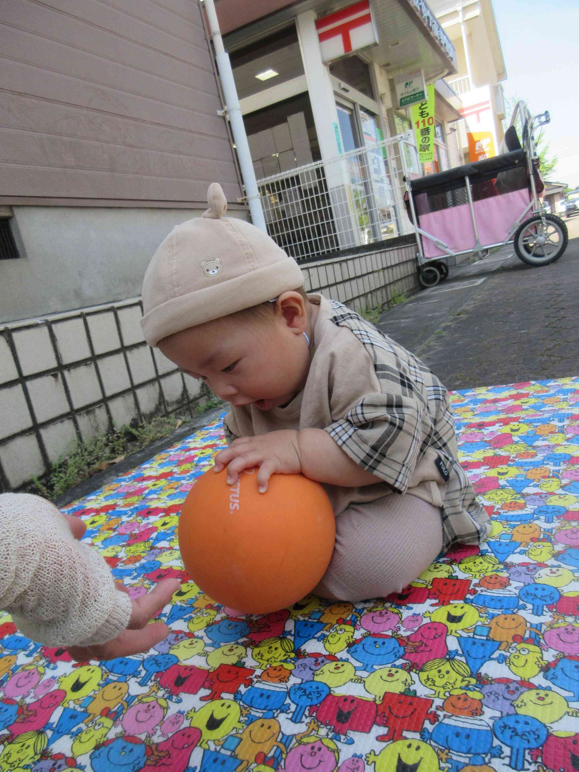０歳児さんもシートを広げ、お兄ちゃんお姉ちゃんが遊ぶ様子を観察したりボールで遊びましたよ♪