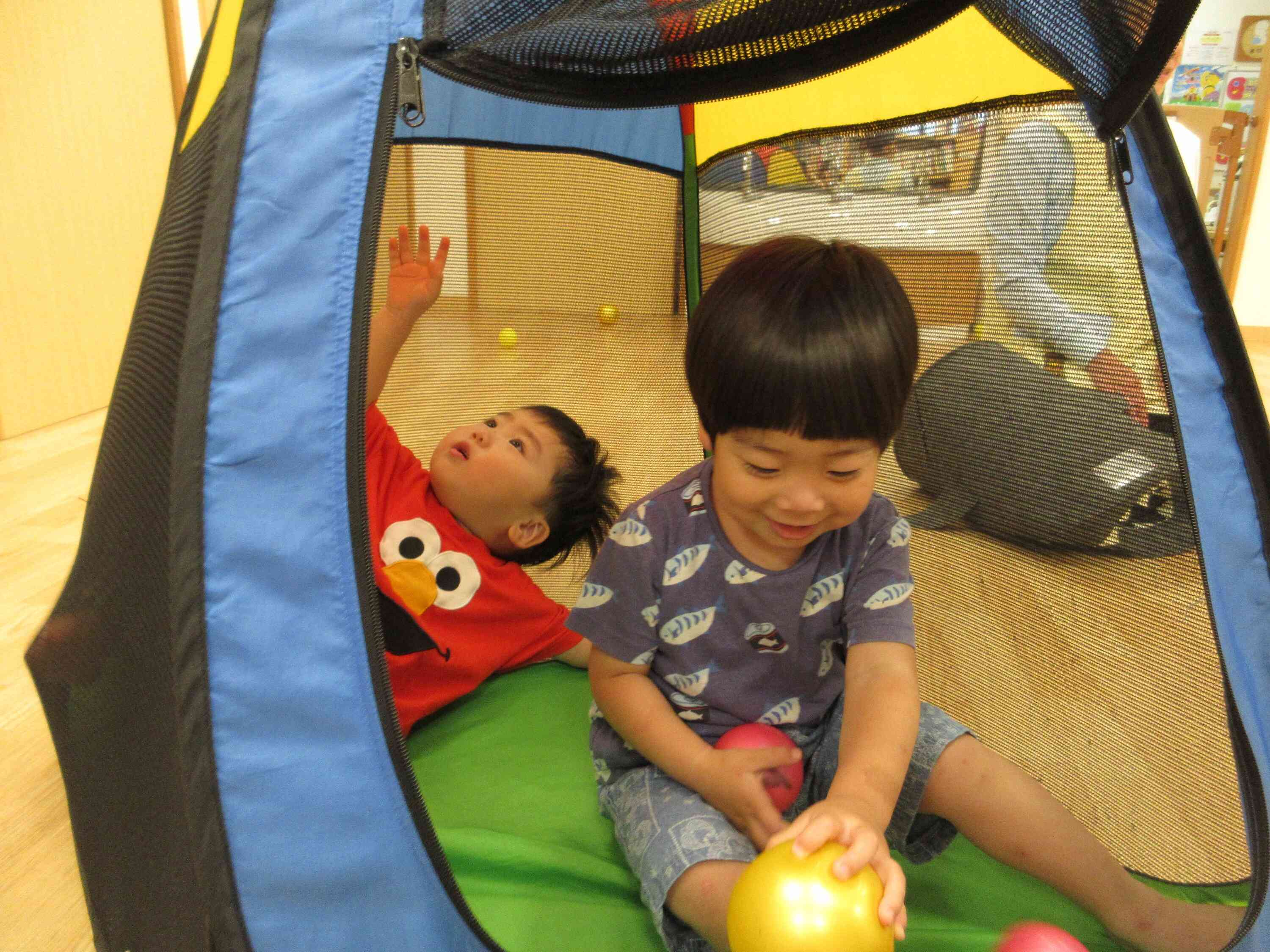 テントの中で一休み♪　　なんだか落ち着くよね♪