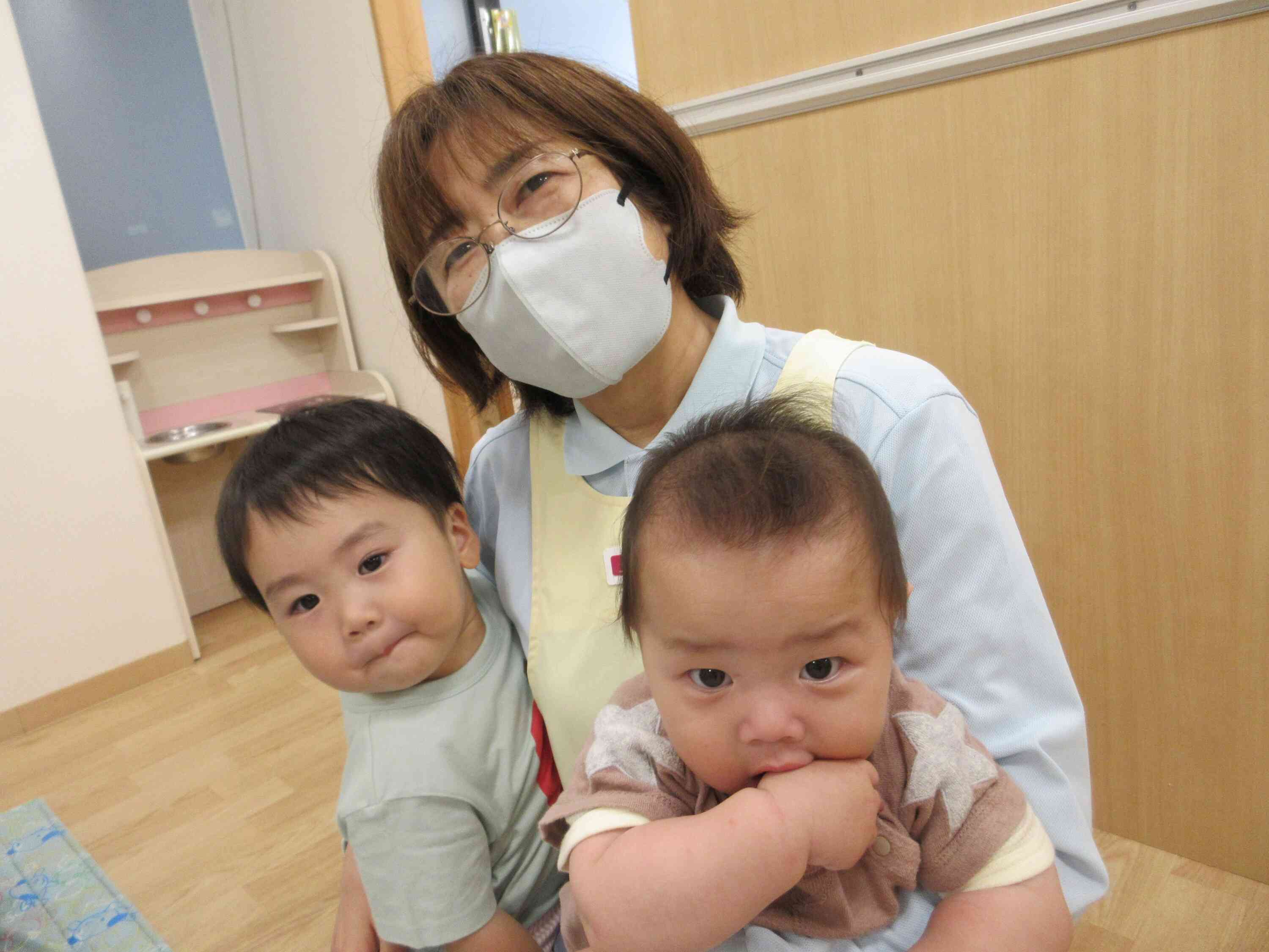 先生のお膝で楽しく参加しています♪