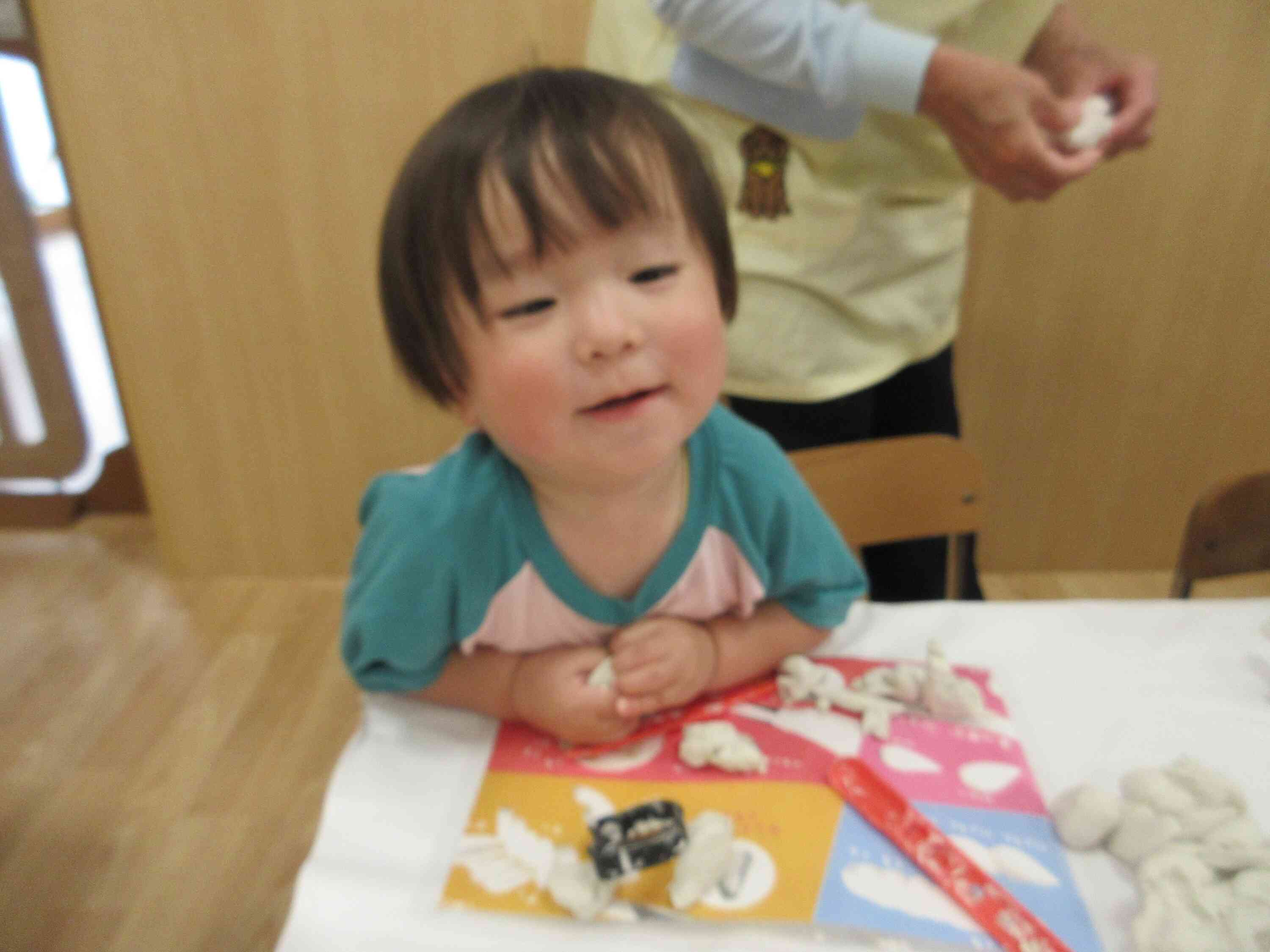 お兄ちゃんが作っている姿をワクワクしながら覗いています♪