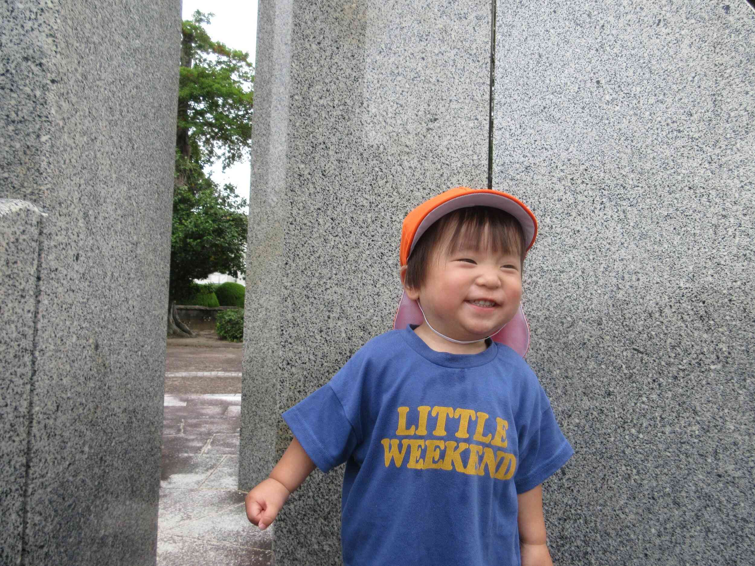 みんなで石碑の間を行ったり来たり♪ばぁっと出てきて大喜び♪