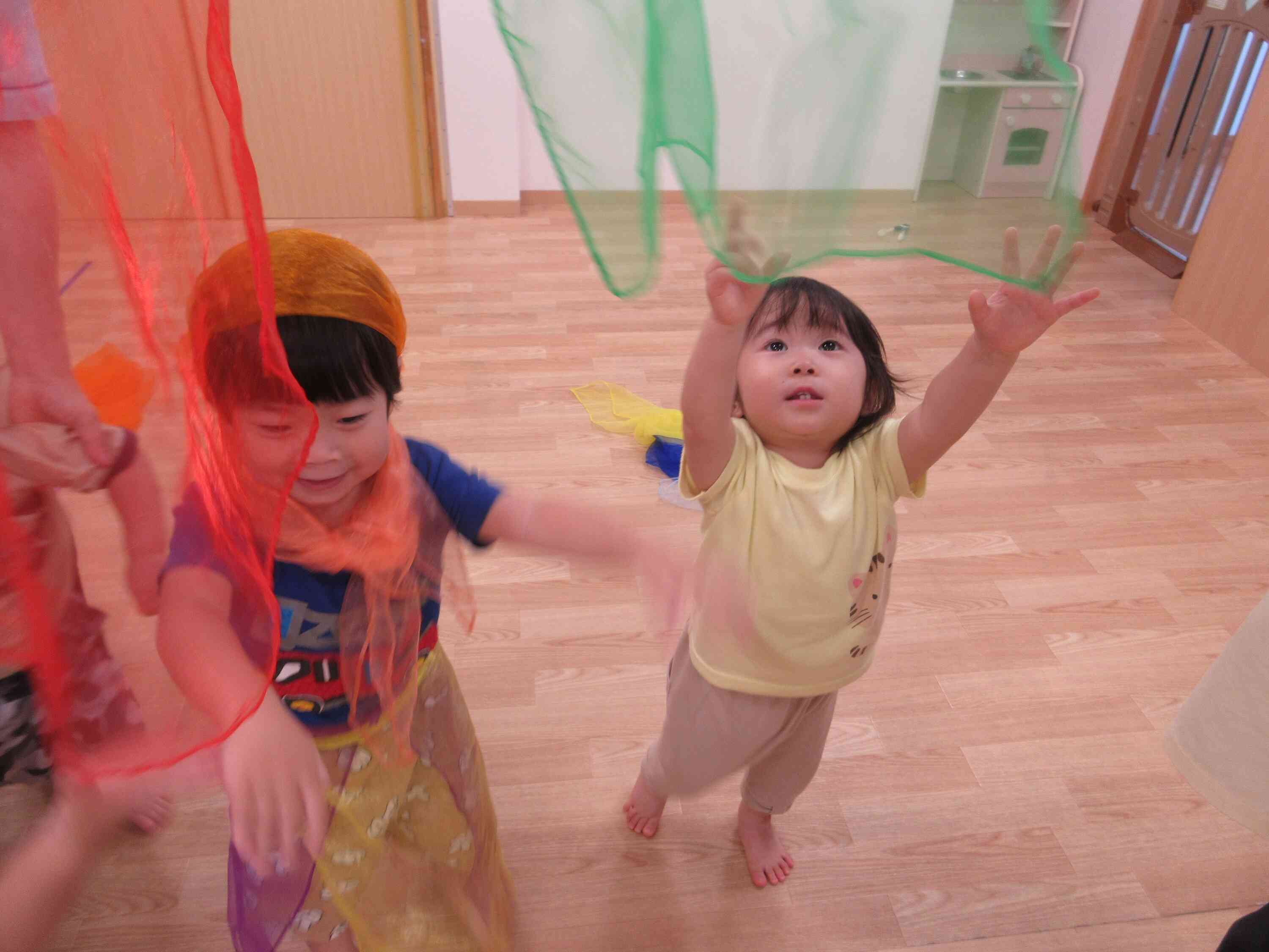シフォン布で遊びました♪