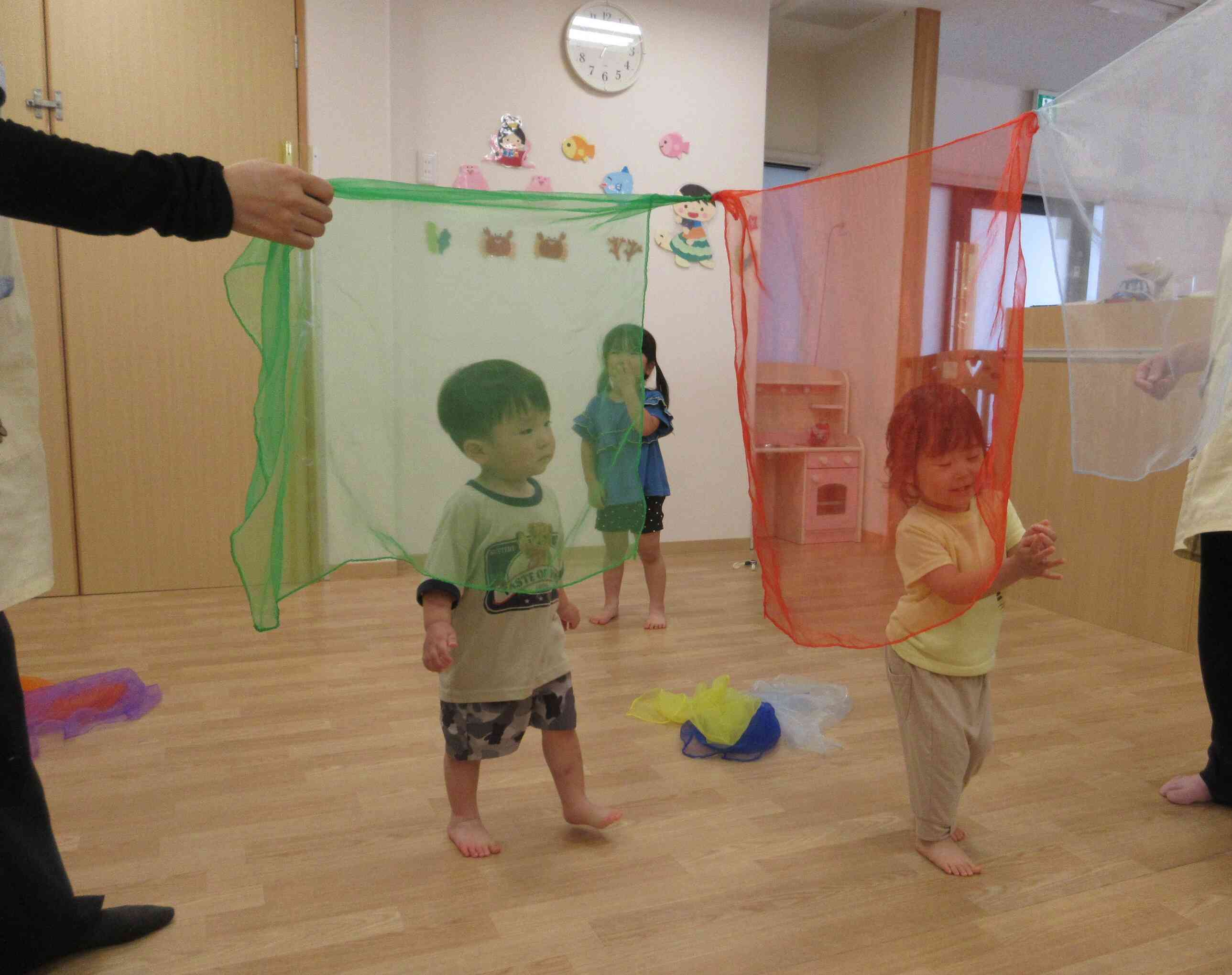 ふわふわと揺れる布を上げ下げしながらみんなでくぐって遊びました♪